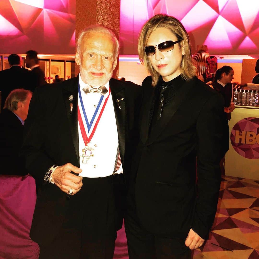 YOSHIKIさんのインスタグラム写真 - (YOSHIKIInstagram)「50 years ago today he landed on the moon, 1st time in human history. #BuzzAldrin #apollo11 #apollo50th  50年前の今日 #バズオルドリン 人類初の月面着陸 。#アポロ11号  Pic from #GoldenGlobes 米 #ゴールデングローブ賞 のパーテーにて。」7月21日 10時56分 - yoshikiofficial