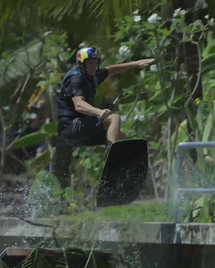 レッドブルのインスタグラム：「*watches this* *immediately books flight to Bangkok* 🛫 . . . @nikguehrs #redbull #givesyouwings #wakeboarding #bangkok #thailand #wakeboard」
