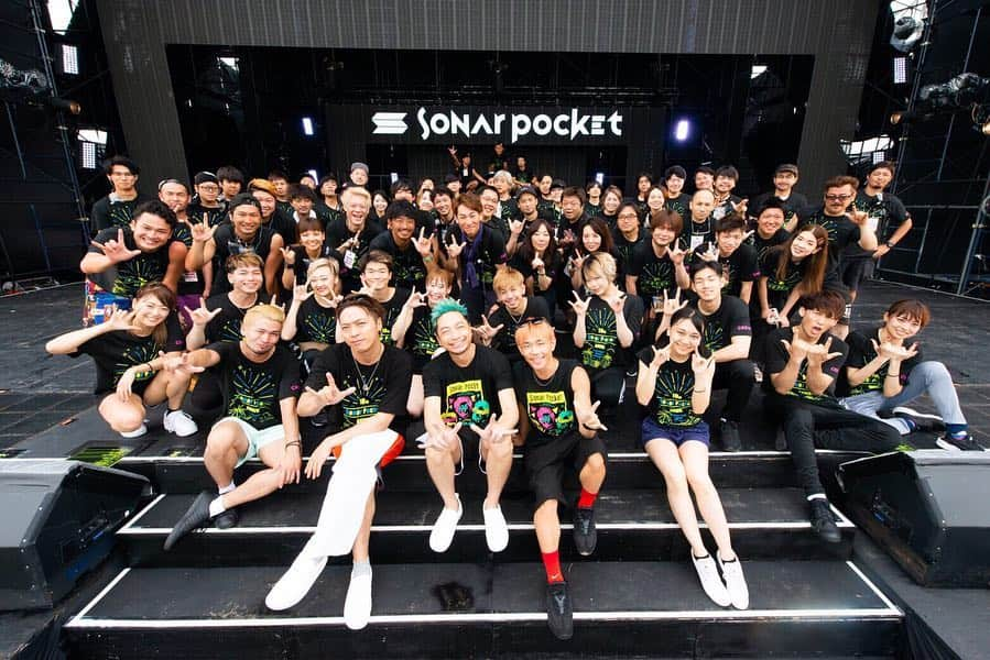 嶋田遼太郎さんのインスタグラム写真 - (嶋田遼太郎Instagram)「「Sonar Pocket 初 野外ワンマン Welcome to ソナポケスパーランド」 無事終演致しました🤟 今回10周年という記念すべきタイミングでこの空間にいれた事を幸せに思います🙇🏻 Sonar Pocketの御三方を始めとするソナポケCREWの皆様のお陰で幸せを感じながらパフォーマンスをする事が出来ました！  最高な人達には最高な人達が集まる🤟  大好きなソナポケダンサーとも 暫く会えなくなってしまうけど、 また次に向かって頑張ります🔥  Sonar Pocketのメンバーの皆様 沢山支えて下さったスタッフの皆様 ソナサポの皆様 ソナポケダンサーの皆 イズミさん kazuyaさん Hossyさん Yuuki これまで関わって下さった皆様  本当に有難う御座いました！🙏🔥 #Sonarpocket#ソナポケ #長島スパーランド#ソナスパ #ソナポケスパーランド #ソナポケダンサー #ソナサポ」7月21日 11時00分 - ryotaro_shimashima