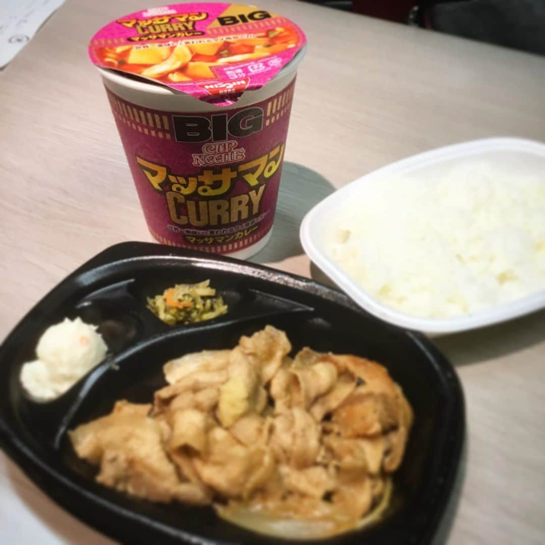 木村ひさしさんのインスタグラム写真 - (木村ひさしInstagram)「最高のおっさんの10時半に食べるごはん(コレは昼ごはん？) ほっともっと、と(最強の )マッサマンカレー #最高のおっさんのカップ麺  #最高のおっさんのロケ弁当  #2019チャレンジ第二弾  #heavenご苦楽レストラン  #この世の果て」7月21日 11時01分 - kimura.hisashi