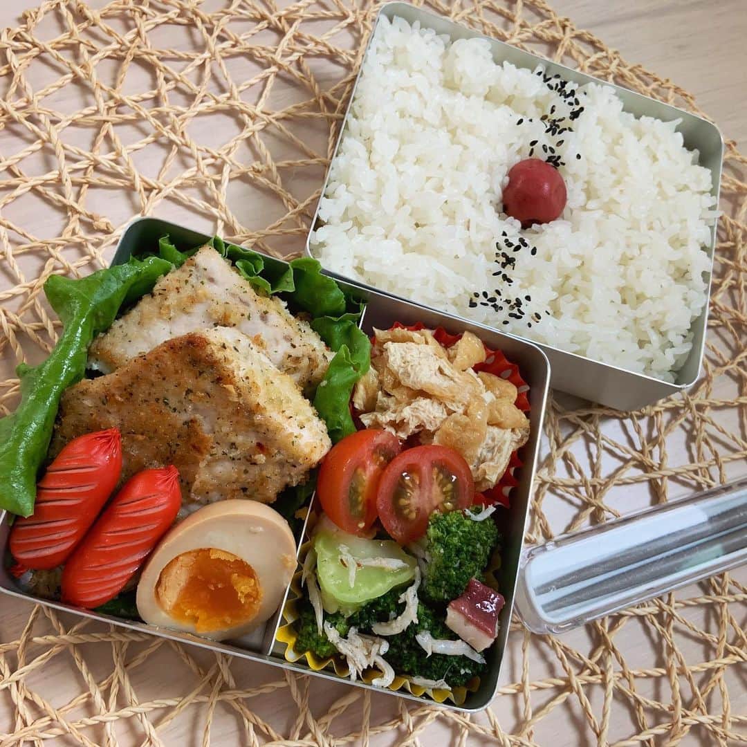 本田しおりのインスタグラム：「#今日のお弁当  #めかじきの香草パン粉焼き #油揚げ煮浸し#ブロッコリーとタコとしらすのペペロンチーノ#煮卵#赤ウインナー  #お弁当 #本田弁当 #旦那さん弁当 #神ちゃん弁当  #神弁」