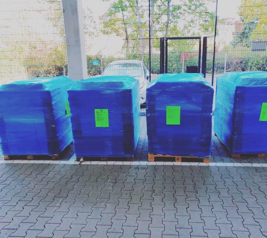Nablus Japanのインスタグラム：「パレスチナからナーブルスソープが出荷されるとき、積み上げられた箱を更にラップで覆います。品質の低下を防ぐために、涼しい場所で保管されています。 一つ一つ、心を込めて、出荷されています。 . . #ナーブルスソープ #nablussoap」