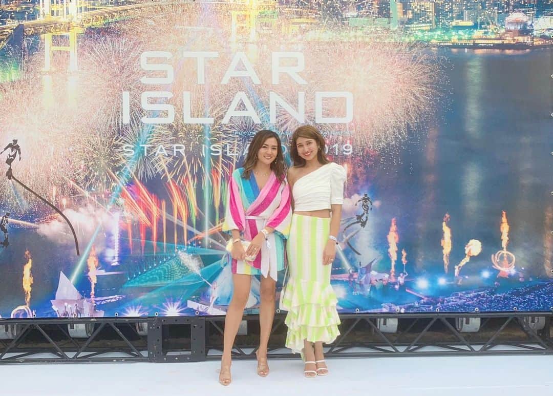 のインスタグラム：「昨夜は毎年楽しみにしている @starisland_world へ🤩🎆✨ パパと息子たちがちょうどサマースクール&キャンプで不在だったので🏕仲良しママ友🍉水華ちゃんと2人で行ってきました🎇✨ 3Dサウンドと花火、パフォーマンスのコラボレーションは今年も大迫力😍‼️素晴らしかったです👏💕 2人とも @revolve で買った派手めコーディネートでリンクさせてみたよ☺️👗🌈💖 #starisland2019 #starisland #スターアイランド #花火 #豊洲ぐるり公園 #ママ友 #男の子ママ #ママコーデ #リンクコーデ #コーディネート #ootd #revolve #yello #louisvuitton #coodinate #girlsnightout #bff」