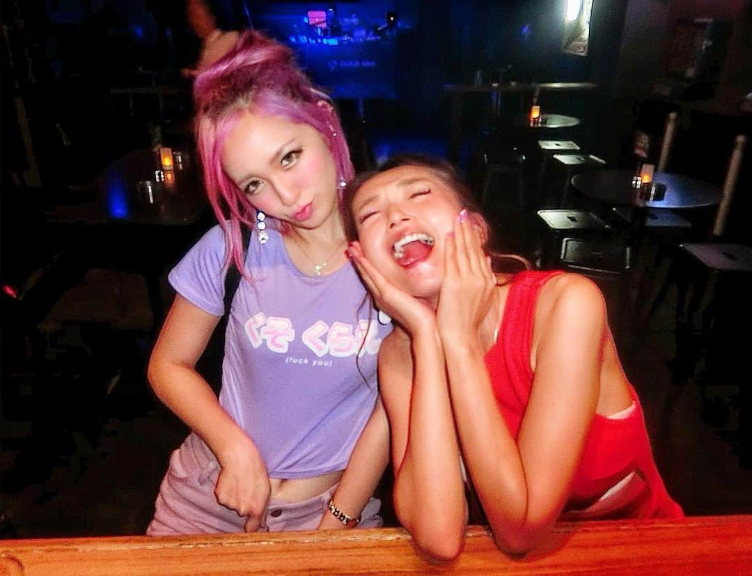 Yumikaさんのインスタグラム写真 - (YumikaInstagram)「💜❤️💜❤️ Harukaねえさんに会えていっぱいお酒飲んで最高の沖縄Night最終日でしたーー✨✨✨ 今日東京帰ります☺️ 夜はTKいるよん💖 くそくらえTシャツかわい💜💜 . #沖縄 #instafashion」7月21日 11時29分 - yuminem923