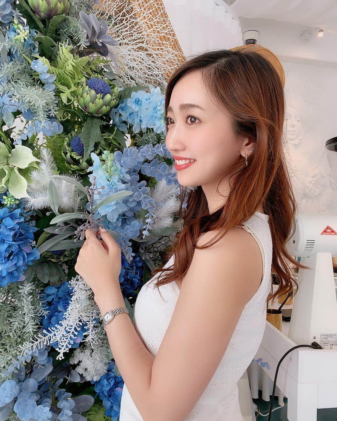 曲渕伊代のインスタグラム：「💠 定休日じゃないのにいつも閉まってて、4度目にしてやっと入れた念願のカフェ🥺 選べるティーカップはVersaceとDior☕️ 「何着ていく？」って会話、まゆと10回はした笑笑」