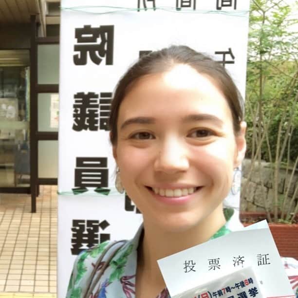 のインスタグラム：「家出るとき紙忘れても投票できるって。  今日はオーディションがあるから、昨日行ってきたよ。出口調査というのをやってる人にはじめて会いました。番号だけの入力だし、誰もみれないし、これで合ってるのかなって心配だったけど、なにより都会にいる気持ちがしました。笑  千葉で投票した時は誰もいなかった。  期日前だったせいなのか、ランチタイムだったせいなのかわからないけど、市役所って一番大きな投票所のはずなのに、スカスカだった事が気がかり。空いてて、並ばずにすいすい投票できたのは良いけど、若者の投票率上がれーと思ってる私はとても心配になりました。  今日20時までだよ。  投票済証もらえばお休みだか休憩もらえる会社もあるって。割引があるお店もあるらしい。#年代別選挙割 これ知ってる？年代ごとの投票率に応じてお店の割引を設けてるところがあるの。20代、行かない人のおかげでうちら全然お得じゃない。みんなで協力してお得な割引もらおうよ。動機なんてどーでもいい。大事な1票を使ってこ。  みんなで意見を言っていくのがこの国の政治のはず。たかが1票、されど1票、だよね。  行けば係の人が全部丁寧に流れを教えてくれるから、誰にいれたいか、どの党にいれたいかだけちゃんと決めていけば大丈夫。ここだけは嫌、ってのがあればそれ以外にいれればいい。とにかく行って2枚書いて、自分の票を投じてくること。  みんなで行って帰りに外食すればいい。  いってらっしゃい！」