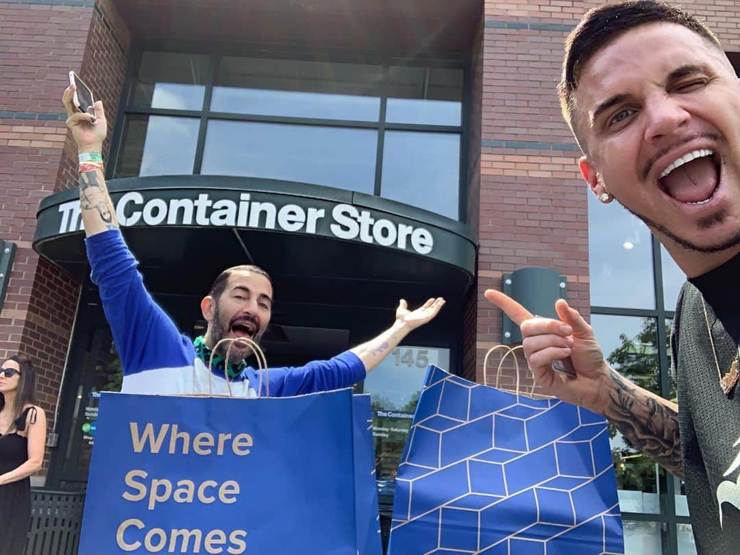 マーク・ジェイコブスさんのインスタグラム写真 - (マーク・ジェイコブスInstagram)「So excited by my newfound suburban lifestyle I could not contain my JOY! Photo @chardefrancesco @thecontainerstore #visittothestreasuretrove #I♥️organization #homelife」7月21日 11時24分 - themarcjacobs