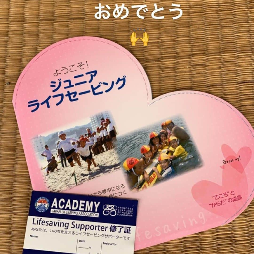 高松いくさんのインスタグラム写真 - (高松いくInstagram)「昨日は親子SupYogaクルージングツアーとなりました😆🙌🏄‍♂️❤️ いろいろな親子の姿があり、愛があり、 日頃学校で見られない、 我が子の成長に感動したり、 意外な家では見せない一面がみられたり、 子供といつつも、 自分の時間として、リフレッシュしてくださったり、 お母さん、お父さんとの時間を 無邪気に本当に嬉しそうに甘えてみたり お母さんの漕ぎのお手伝いをしたり、、 いちいちの瞬間に 胸のきゅん❤️が止まらない😭❤️ 貴重なお時間を調整して ツアーへご参加下さり、本当にありがとうございました‼️ *  子供たちの「好き！」なことの無限の可能性に 少しでも、経験、体験、記憶、何かきっかけになれたり 大それた事じゃなく、夏休みのお父さんお母さんとの思い出になれたらすごくすごく嬉しい。 そして、 昨年から実現させたかった、 『ライフセーバーによる ジュニアライフセービング講習』 では、ツアー参加者だけでなく、 そこらへんで泳ぐ親子に無料で参加して頂け、鎌倉からきたという、海に対して危険に意識が強い方々がすぐ参加して下さり 『命の大切さ、 自分の身は自分で守る。 親は子供を守れる知識を学ぶ講習』 を実施致しました。 最後には、 ジュニアライフセービング修了証発行致します😊 梅雨が明けたら、ますます 命の尊さを知る夏が本格的に来ます！ 常に死と隣り合わせ。 「楽しい夏だったね😊」 っと終われる2019年の夏になりますよう！ 心からそう願いながら、 @minatoya9 海の家みなとや にいます🌈 今日も「うちに告知チラシ置きなよ！」 「楽しそう！！」 っとおっしゃっていただいたり😭 お言葉に甘えてドッサリお持ちします😭🙏✨（笑）❤️ 午前の部で、 本当にユニークで 自分の得意分野で素敵なツアーをしてくださった  ライセーバーでもあるSupYogaインストラクター@saegoeson さえ先生😊 ありがとうございます🙏 そして！！ 命の大切さ守り方を楽しく教えてくださった パワフルで頼もしい @asak_2a5 あさこさん！！ 心から！！！ ありがとうございます😊❤️ お2人が、大好きです❤️ ぜひ皆様にも、ご紹介したいお2人です。 横堀海岸で一緒にお待ちしてます🙌  日曜日は、 とも先生がきてくれます😊 @chill_padyoga  今日は1人ですが みなとやさんにいらしたお客様と みなとやさんと のーんびりしたいと思います🏄‍♂️❤️ #三崎口 #海 #アクティビティ #サップクルージング  #親子 #親子遊び  #子供 #小学生 #お母さん #お父さん  #遊んでますか  #人生に遊びを  #ウミガメ ごっこ #sea #sup #supyoga #yoga #paddleboarding #cruising #tour #trip #miurahanto #misakiguchi #keikyu #三浦半島 #マグロ丼 風呂 徒歩3分 #keen #keenshoes 安全な足場 special thanks for @keen_japan #shoes #kids」7月21日 11時26分 - iku_takamatsu_trip_sup_yoga