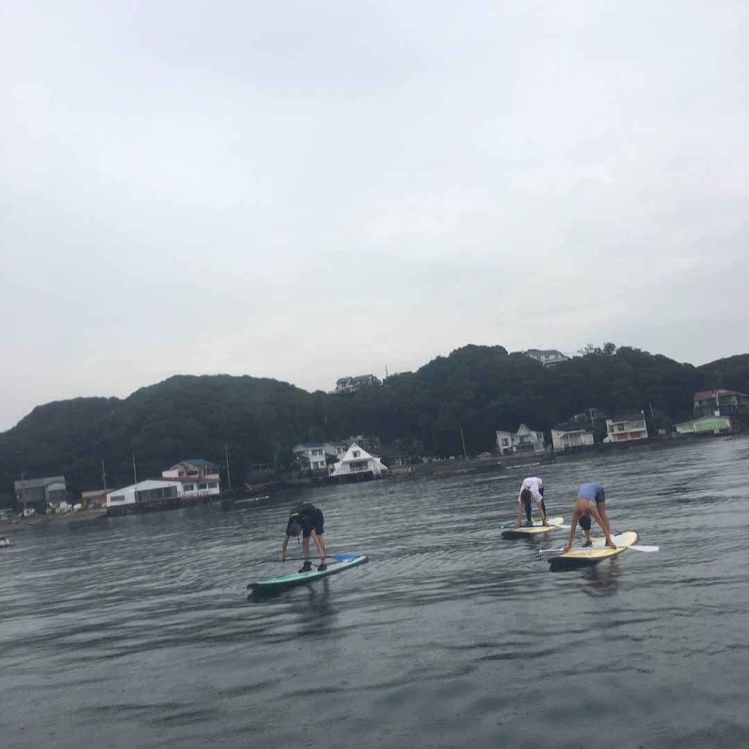 高松いくさんのインスタグラム写真 - (高松いくInstagram)「昨日は親子SupYogaクルージングツアーとなりました😆🙌🏄‍♂️❤️ いろいろな親子の姿があり、愛があり、 日頃学校で見られない、 我が子の成長に感動したり、 意外な家では見せない一面がみられたり、 子供といつつも、 自分の時間として、リフレッシュしてくださったり、 お母さん、お父さんとの時間を 無邪気に本当に嬉しそうに甘えてみたり お母さんの漕ぎのお手伝いをしたり、、 いちいちの瞬間に 胸のきゅん❤️が止まらない😭❤️ 貴重なお時間を調整して ツアーへご参加下さり、本当にありがとうございました‼️ *  子供たちの「好き！」なことの無限の可能性に 少しでも、経験、体験、記憶、何かきっかけになれたり 大それた事じゃなく、夏休みのお父さんお母さんとの思い出になれたらすごくすごく嬉しい。 そして、 昨年から実現させたかった、 『ライフセーバーによる ジュニアライフセービング講習』 では、ツアー参加者だけでなく、 そこらへんで泳ぐ親子に無料で参加して頂け、鎌倉からきたという、海に対して危険に意識が強い方々がすぐ参加して下さり 『命の大切さ、 自分の身は自分で守る。 親は子供を守れる知識を学ぶ講習』 を実施致しました。 最後には、 ジュニアライフセービング修了証発行致します😊 梅雨が明けたら、ますます 命の尊さを知る夏が本格的に来ます！ 常に死と隣り合わせ。 「楽しい夏だったね😊」 っと終われる2019年の夏になりますよう！ 心からそう願いながら、 @minatoya9 海の家みなとや にいます🌈 今日も「うちに告知チラシ置きなよ！」 「楽しそう！！」 っとおっしゃっていただいたり😭 お言葉に甘えてドッサリお持ちします😭🙏✨（笑）❤️ 午前の部で、 本当にユニークで 自分の得意分野で素敵なツアーをしてくださった  ライセーバーでもあるSupYogaインストラクター@saegoeson さえ先生😊 ありがとうございます🙏 そして！！ 命の大切さ守り方を楽しく教えてくださった パワフルで頼もしい @asak_2a5 あさこさん！！ 心から！！！ ありがとうございます😊❤️ お2人が、大好きです❤️ ぜひ皆様にも、ご紹介したいお2人です。 横堀海岸で一緒にお待ちしてます🙌  日曜日は、 とも先生がきてくれます😊 @chill_padyoga  今日は1人ですが みなとやさんにいらしたお客様と みなとやさんと のーんびりしたいと思います🏄‍♂️❤️ #三崎口 #海 #アクティビティ #サップクルージング  #親子 #親子遊び  #子供 #小学生 #お母さん #お父さん  #遊んでますか  #人生に遊びを  #ウミガメ ごっこ #sea #sup #supyoga #yoga #paddleboarding #cruising #tour #trip #miurahanto #misakiguchi #keikyu #三浦半島 #マグロ丼 風呂 徒歩3分 #keen #keenshoes 安全な足場 special thanks for @keen_japan #shoes #kids」7月21日 11時26分 - iku_takamatsu_trip_sup_yoga