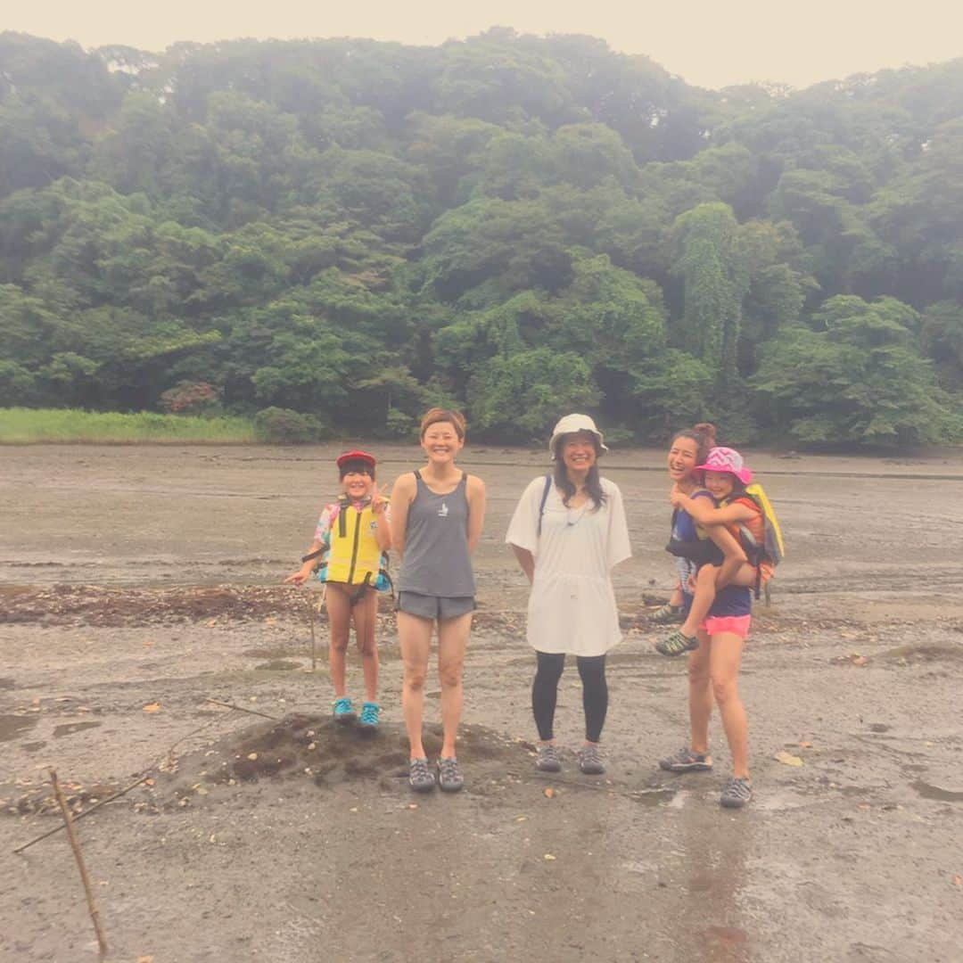 高松いくさんのインスタグラム写真 - (高松いくInstagram)「昨日は親子SupYogaクルージングツアーとなりました😆🙌🏄‍♂️❤️ いろいろな親子の姿があり、愛があり、 日頃学校で見られない、 我が子の成長に感動したり、 意外な家では見せない一面がみられたり、 子供といつつも、 自分の時間として、リフレッシュしてくださったり、 お母さん、お父さんとの時間を 無邪気に本当に嬉しそうに甘えてみたり お母さんの漕ぎのお手伝いをしたり、、 いちいちの瞬間に 胸のきゅん❤️が止まらない😭❤️ 貴重なお時間を調整して ツアーへご参加下さり、本当にありがとうございました‼️ *  子供たちの「好き！」なことの無限の可能性に 少しでも、経験、体験、記憶、何かきっかけになれたり 大それた事じゃなく、夏休みのお父さんお母さんとの思い出になれたらすごくすごく嬉しい。 そして、 昨年から実現させたかった、 『ライフセーバーによる ジュニアライフセービング講習』 では、ツアー参加者だけでなく、 そこらへんで泳ぐ親子に無料で参加して頂け、鎌倉からきたという、海に対して危険に意識が強い方々がすぐ参加して下さり 『命の大切さ、 自分の身は自分で守る。 親は子供を守れる知識を学ぶ講習』 を実施致しました。 最後には、 ジュニアライフセービング修了証発行致します😊 梅雨が明けたら、ますます 命の尊さを知る夏が本格的に来ます！ 常に死と隣り合わせ。 「楽しい夏だったね😊」 っと終われる2019年の夏になりますよう！ 心からそう願いながら、 @minatoya9 海の家みなとや にいます🌈 今日も「うちに告知チラシ置きなよ！」 「楽しそう！！」 っとおっしゃっていただいたり😭 お言葉に甘えてドッサリお持ちします😭🙏✨（笑）❤️ 午前の部で、 本当にユニークで 自分の得意分野で素敵なツアーをしてくださった  ライセーバーでもあるSupYogaインストラクター@saegoeson さえ先生😊 ありがとうございます🙏 そして！！ 命の大切さ守り方を楽しく教えてくださった パワフルで頼もしい @asak_2a5 あさこさん！！ 心から！！！ ありがとうございます😊❤️ お2人が、大好きです❤️ ぜひ皆様にも、ご紹介したいお2人です。 横堀海岸で一緒にお待ちしてます🙌  日曜日は、 とも先生がきてくれます😊 @chill_padyoga  今日は1人ですが みなとやさんにいらしたお客様と みなとやさんと のーんびりしたいと思います🏄‍♂️❤️ #三崎口 #海 #アクティビティ #サップクルージング  #親子 #親子遊び  #子供 #小学生 #お母さん #お父さん  #遊んでますか  #人生に遊びを  #ウミガメ ごっこ #sea #sup #supyoga #yoga #paddleboarding #cruising #tour #trip #miurahanto #misakiguchi #keikyu #三浦半島 #マグロ丼 風呂 徒歩3分 #keen #keenshoes 安全な足場 special thanks for @keen_japan #shoes #kids」7月21日 11時26分 - iku_takamatsu_trip_sup_yoga