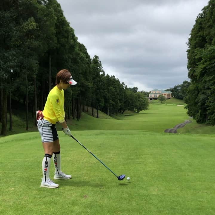 のインスタグラム：「#太平洋クラブ成田コース 9番ホール 初めてティショット上手くいきました♫ レギュラーティから初バーディGET💪 嬉しかったー😆💓 * レギュラーティ🔵から一打だけ #ベスト更新 まだまだ更新できそうな予感♫ * #つよしくんありがとう✨ #少し前の美野里コース95はフロントじゃなくてシニアティだった？ #最後つけちゃダメなところにつけてダボになる #ゴルフ頭良くなりたい #instagolf #golstagram #골프스타그램﻿﻿﻿ #ゴルフ #golf #골프 #ゴルフ女子 #女子ゴルフ  #目指せ美スイング #golfswing  #ゴルフスイング #골프스윙 #드라이버  #ドライバー  #archivio #アルチビオ#adidasgolf #アディダスゴルフ #太平洋クラブ成田コース #太平洋クラブ」