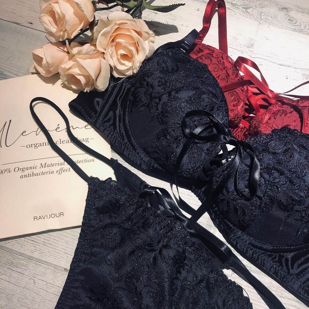 Ravijour札幌4丁目プラザ店のインスタグラム：「#ONSALE  大人気のブラが新色を追加して再入荷😘💕 ビタークロス 単品ブラ ¥4,290+tax  ビタークロス 単品ショーツ ¥2,890+tax  詳しくはBLOG書きました！ TOPのURLから飛んでください✈︎ #ラヴィジュール #ravijourstaff  #ravijour  #ravijour_official  #ravijoursapporo」
