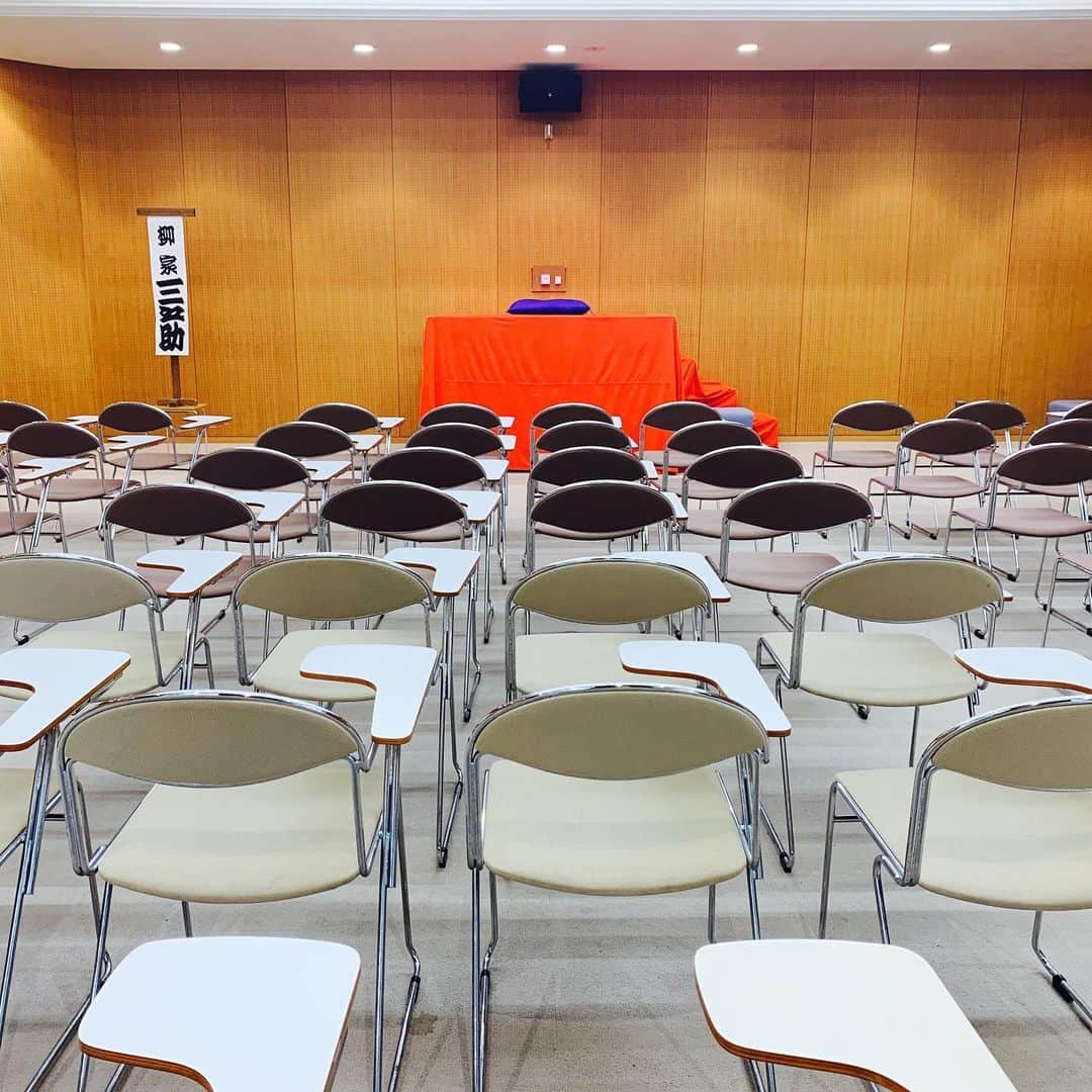のインスタグラム：「神栖市立中央図書館なう。 14時から親子で楽しむ落語会です。 #kamisu」