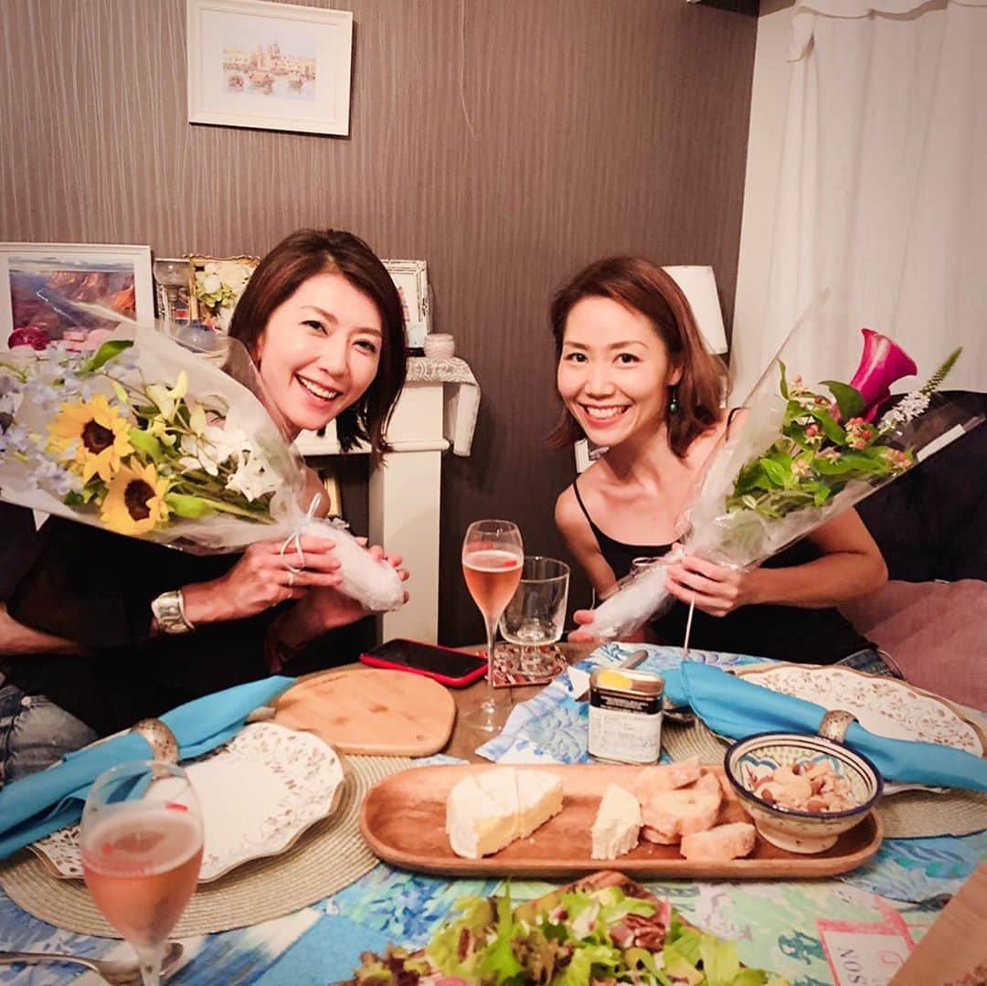 坂田陽子さんのインスタグラム写真 - (坂田陽子Instagram)「いつも美味しいご飯で最高のおもてなしをしてくれる @kana723 さん宅で @saramomemi とまとめてお祝いしちゃえ！って事で、 3人の、3人による、3人の為の誕生日会😂 ・ 奇跡の若さと可愛らしさを保つカナさんと、 会う度に綺麗になっていくエミ。 それでいてお腹痛くなるくらい笑わせてくれて何でも話せる大好きな2人。 仕事も年齢もバラバラだからこそ？お互い認め合えて、しかも刺激を与えてくれるのかも。 70歳になってもラテンなノリで行こう！と誓ったよね😂😂 ・ ・ いつもいつも美味しいカナさんのご飯だけど、 今回はなんと！生タコ🐙から作ってくれたトマト煮込み！ アナタ、最高に良いオンナです❤️ ・ ・ #happybirthday  #誕生日会 #五月末 のエミと #七夕 のヨーコ #来週誕生日 のカナ #まとめすぎ #ざっくり #心地よい時間 ・ #息子が研修旅行から帰る前に #ジム行きますか」7月21日 11時37分 - yokosakata