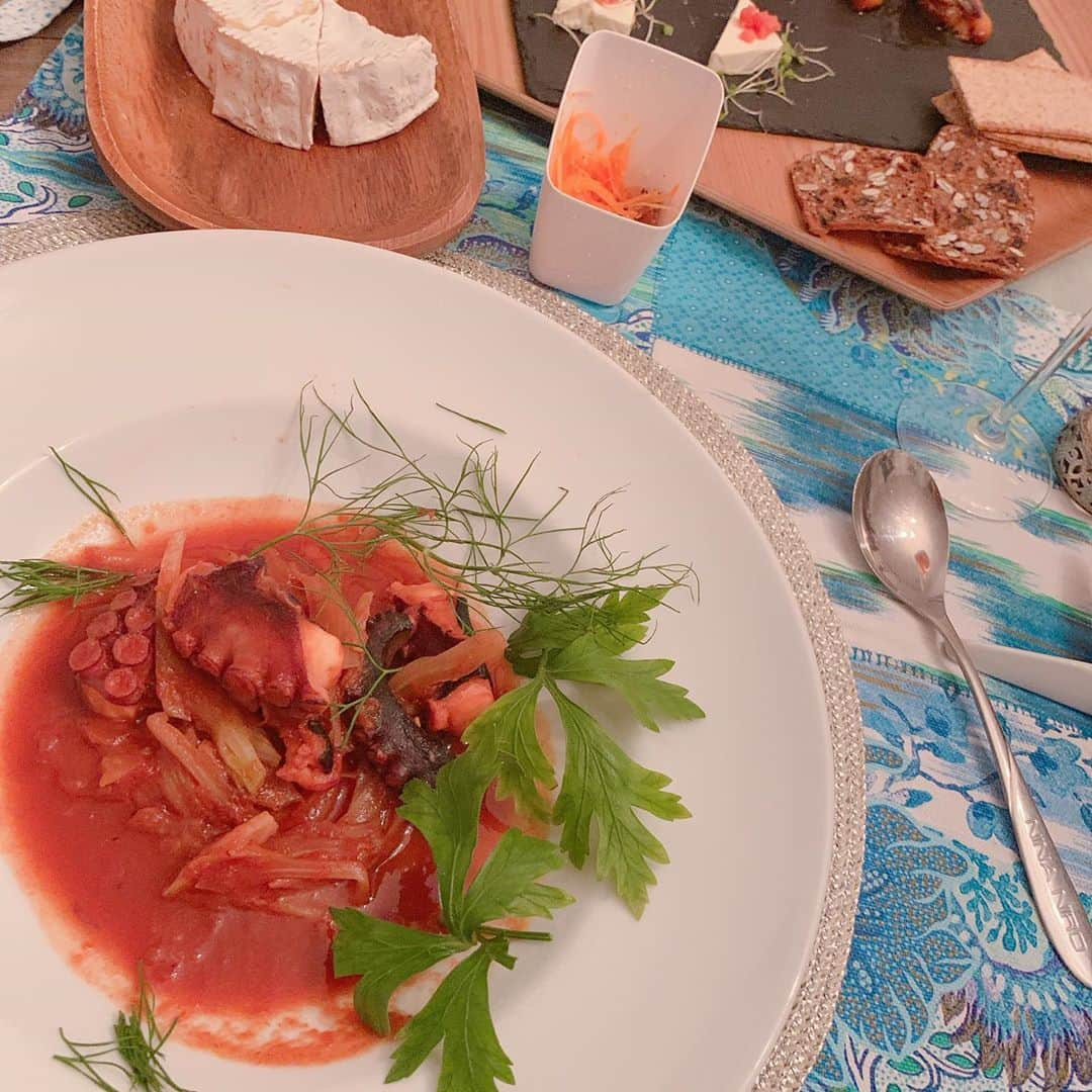 坂田陽子さんのインスタグラム写真 - (坂田陽子Instagram)「いつも美味しいご飯で最高のおもてなしをしてくれる @kana723 さん宅で @saramomemi とまとめてお祝いしちゃえ！って事で、 3人の、3人による、3人の為の誕生日会😂 ・ 奇跡の若さと可愛らしさを保つカナさんと、 会う度に綺麗になっていくエミ。 それでいてお腹痛くなるくらい笑わせてくれて何でも話せる大好きな2人。 仕事も年齢もバラバラだからこそ？お互い認め合えて、しかも刺激を与えてくれるのかも。 70歳になってもラテンなノリで行こう！と誓ったよね😂😂 ・ ・ いつもいつも美味しいカナさんのご飯だけど、 今回はなんと！生タコ🐙から作ってくれたトマト煮込み！ アナタ、最高に良いオンナです❤️ ・ ・ #happybirthday  #誕生日会 #五月末 のエミと #七夕 のヨーコ #来週誕生日 のカナ #まとめすぎ #ざっくり #心地よい時間 ・ #息子が研修旅行から帰る前に #ジム行きますか」7月21日 11時37分 - yokosakata