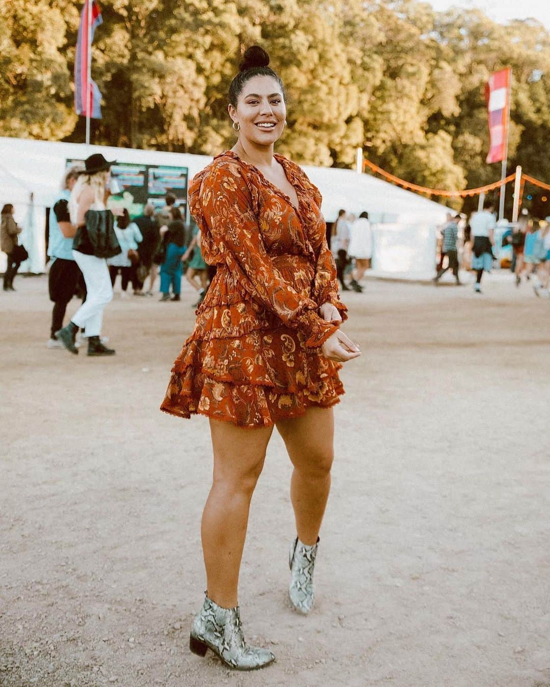 SPELLさんのインスタグラム写真 - (SPELLInstagram)「Catching this honey @jessicavanderleahy in our new Aurora Wrap Dress 🍯🧡 oh so chic for a festival look #spellfestivalstyle」7月21日 11時37分 - spell