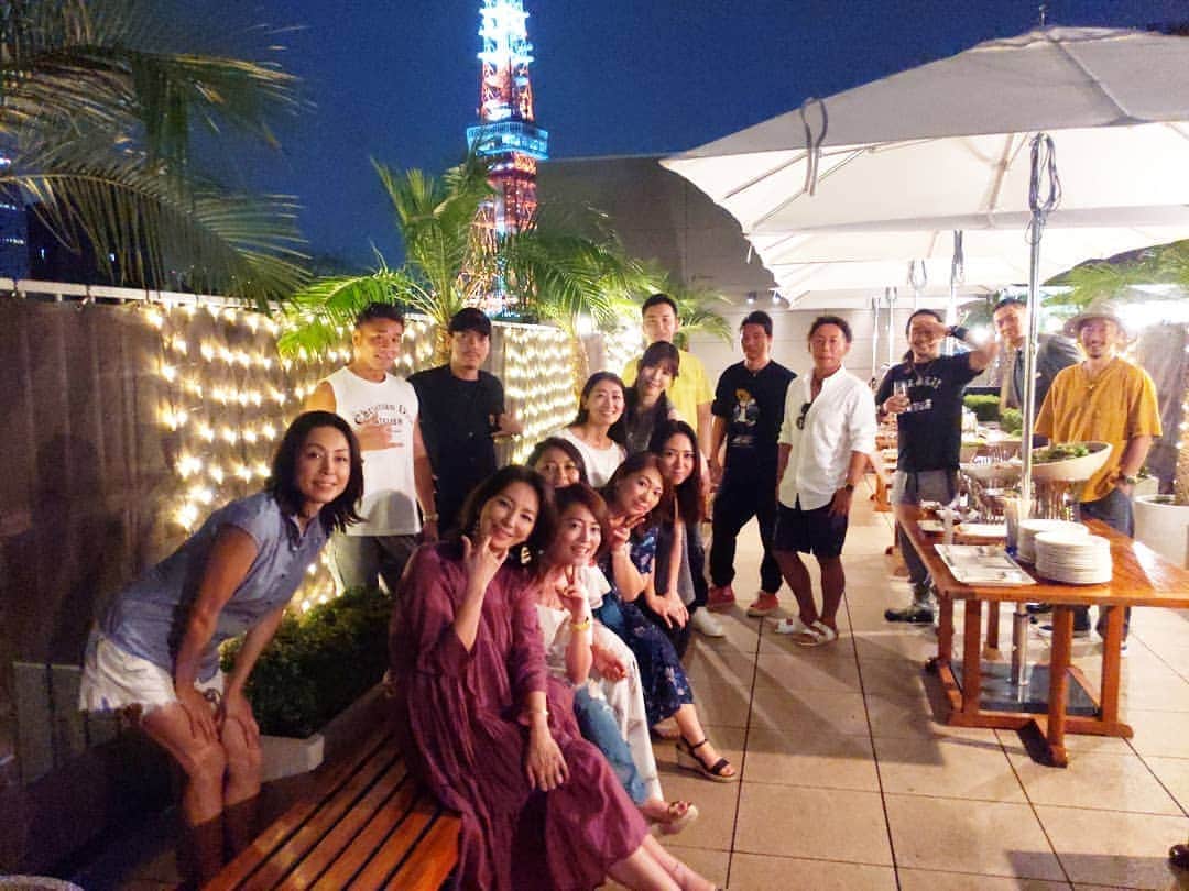 真山景子のインスタグラム：「#東京アメリカンクラブ #バーベキュー #BBQ #AfterW成人式 #月1の同級生の集い 蒸し暑かったー💧アメクラ5階のテラスが素敵でした✨✨」