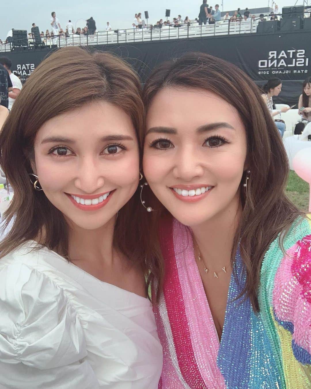 のインスタグラム：「いつもファミリーで一緒に居るから2人で夜出かけるなんてもちろん初めて❣️貴重な時間を楽しみました🤩🎇💖パパたちに感謝🙏💞 水華ちゃんは年下だけど可愛い男の子2人のママ💗若くてこんなに可愛いのにすごくしっかりしていて、正義感強くて、相手を思いやれる優しい心を持ってるとっても大好きなお友達💞いつもありがとう😢💕 #starisland #starisland2019 #スターアイランド #ママ友 #男の子ママ #bff #AHKAH」