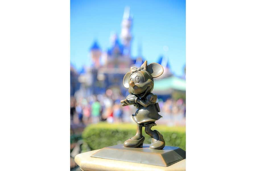 朝風れいさんのインスタグラム写真 - (朝風れいInstagram)「Disneyland, Anaheim🌴🏰🌴 ・ ・ ・ パートナーズ像を囲む仲間たち😍 ・ ・ ・ 早く日本も青空にならないかなぁー(´･ω･`) ・ ・ #anaheim #california #la #losangeles #anaheimdisney #disneylandcalifornia #disneyland #magickingdom #californiaadventure #アナハイム #カリフォルニア #ディズニーランド #アナハイムディズニー #カリフォルニアアドベンチャー #ilovedisney #disneygram#disneyinsta #canon #eos5dmarkiv #eos5dmark4  #ディズニーカメラ隊」7月21日 11時42分 - rei.wd