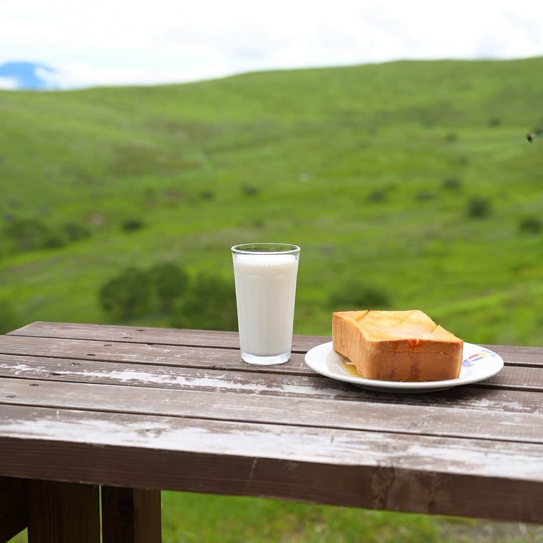 kyonkousaのインスタグラム：「気持ちのいい景色の中でブランチ。 . 厚切りトーストにたっぷりバターとはちみつ最高！ . . . . . . . またぼちぼちよろしくお願いします。 . . . . . . . . #バタートースト #ブランチ #カフェ #パン #キナリノ #暮らしを楽しむ #楽しい時間 #くらし #いただきます #テーブルフォト #kurashiru #instagramjapan #ig_japan #instafood #instajapan #IGersJP #onthetable #日々 #日々のこと #長野」