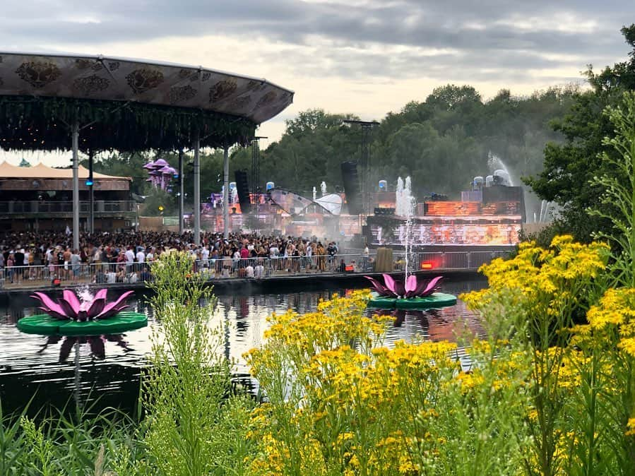 中川友里さんのインスタグラム写真 - (中川友里Instagram)「異文化交流🌼🦋🕊🇯🇵🇧🇪 @tomorrowland  #tomorrowland #België #japan #kimono #music #fes #浴衣 #着物 #着物で来るとみんなJapanだね！ありがとう〜loveJapanって言ってくれるー」7月21日 17時14分 - darayunya