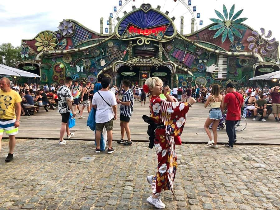 中川友里さんのインスタグラム写真 - (中川友里Instagram)「異文化交流🌼🦋🕊🇯🇵🇧🇪 @tomorrowland  #tomorrowland #België #japan #kimono #music #fes #浴衣 #着物 #着物で来るとみんなJapanだね！ありがとう〜loveJapanって言ってくれるー」7月21日 17時14分 - darayunya