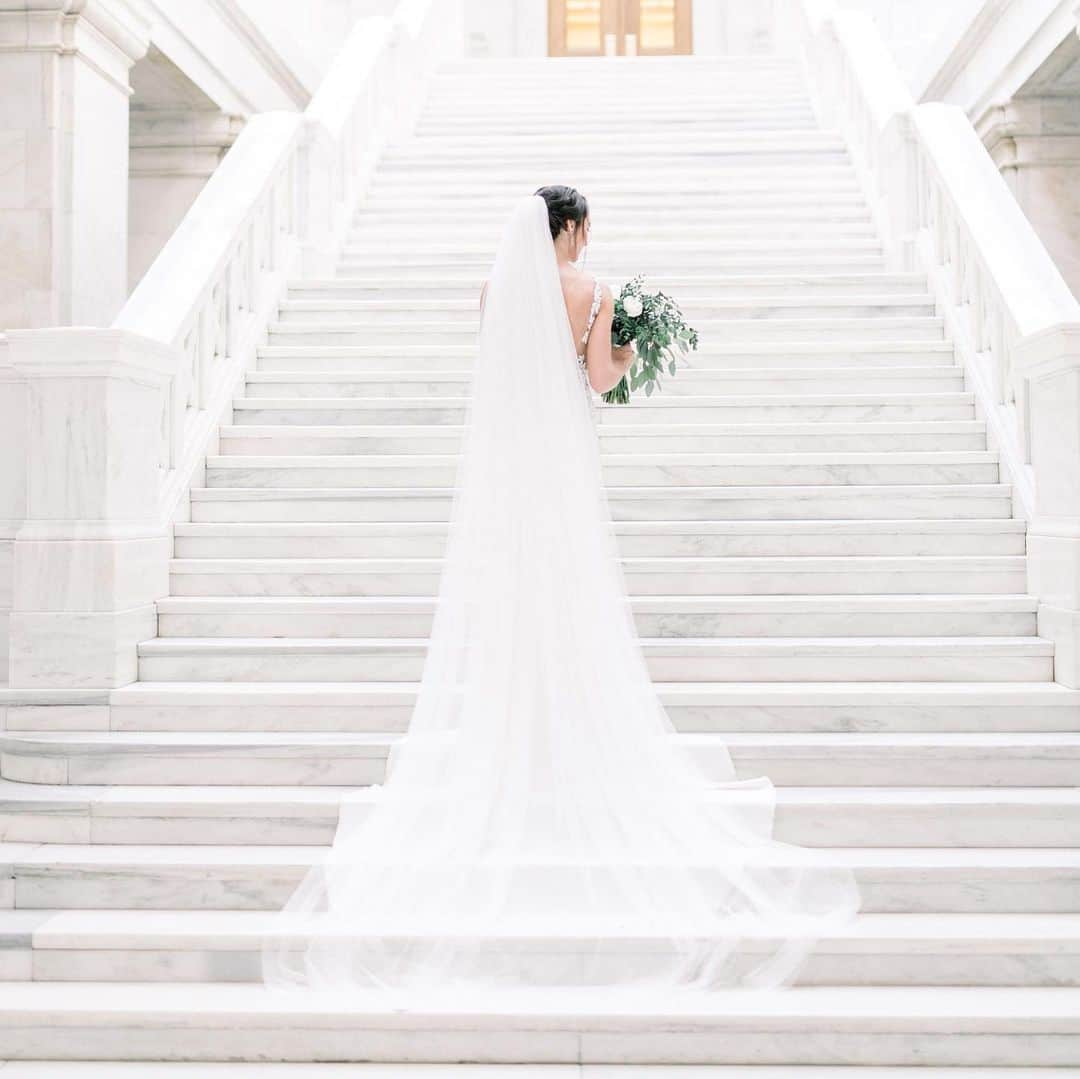 Pronoviasさんのインスタグラム写真 - (PronoviasInstagram)「Real bride Lakin rocking the Hosta dress! #PronoviasStylishBride Would you wear it with or without the veil? Photo by Kimberly Christopher. Veil: V-2007」7月21日 17時14分 - pronovias