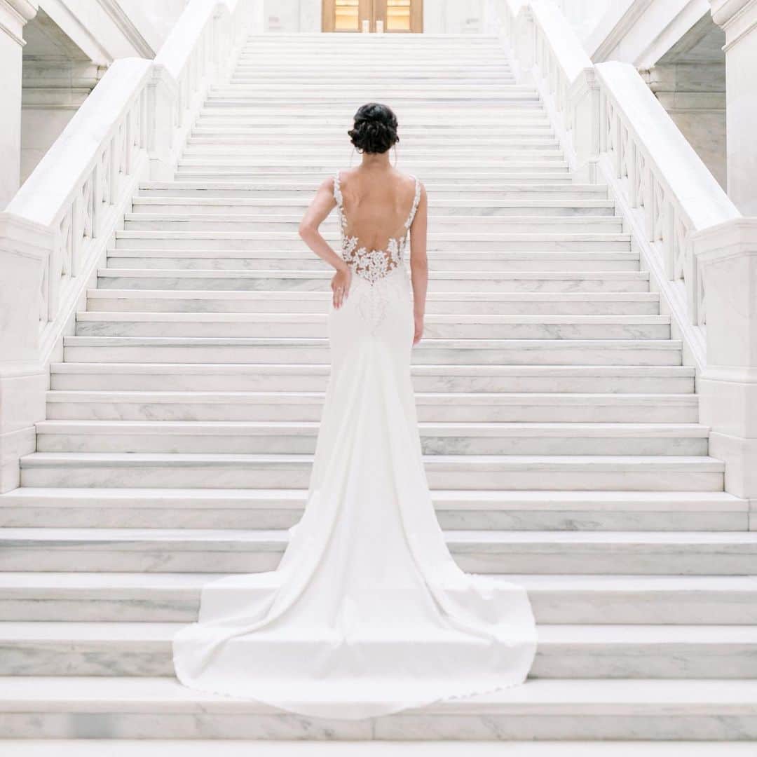 Pronoviasさんのインスタグラム写真 - (PronoviasInstagram)「Real bride Lakin rocking the Hosta dress! #PronoviasStylishBride Would you wear it with or without the veil? Photo by Kimberly Christopher. Veil: V-2007」7月21日 17時14分 - pronovias