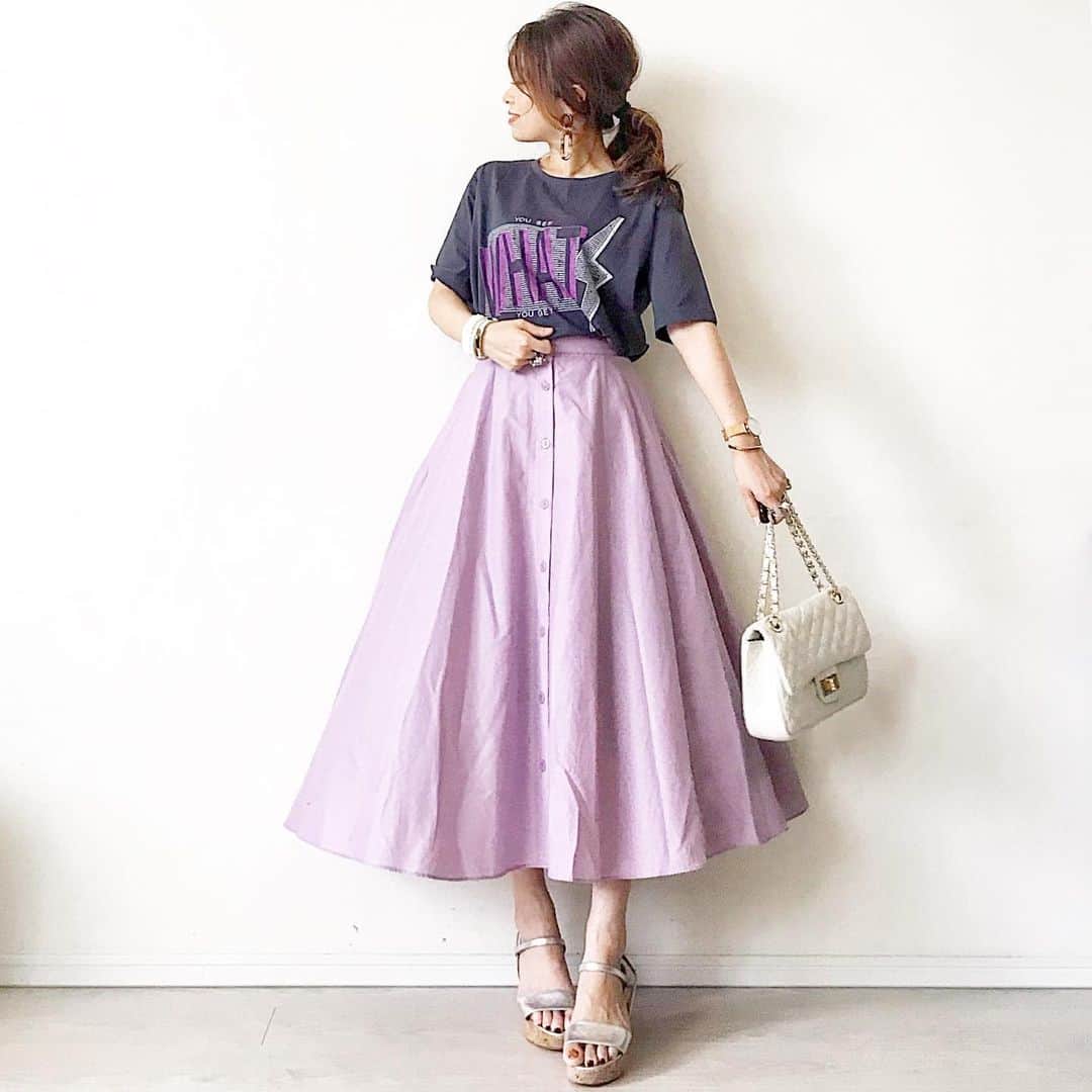 マナさんのインスタグラム写真 - (マナInstagram)「#今日のコーデ  T-shirt @arumlily_official  skirt... uniqlo  sandal... pellico bag... zakkabox . . . 私には珍しく派手めな#ロゴt コーデ☻  カラーはcharcoal RT 13879 ロゴTの暗いカラーのが欲しくて探していたところ、このpinkが可愛くて手持ちのお洋服と合わせやすそうだったので決めました〜💓 やっぱりスカート合わせが落ち着く😂 . . . . . .#arumlily #アロムリリー #mamacode #mamafashion #ママコーデ #ママファッション #マナママコーデ #着回しコーデ #シンプルコーデ #おちびコーデ  #おちびの輪 #低身長コーデ #ootd #outfit #mamagirl #locari」7月21日 17時18分 - ma_anmi