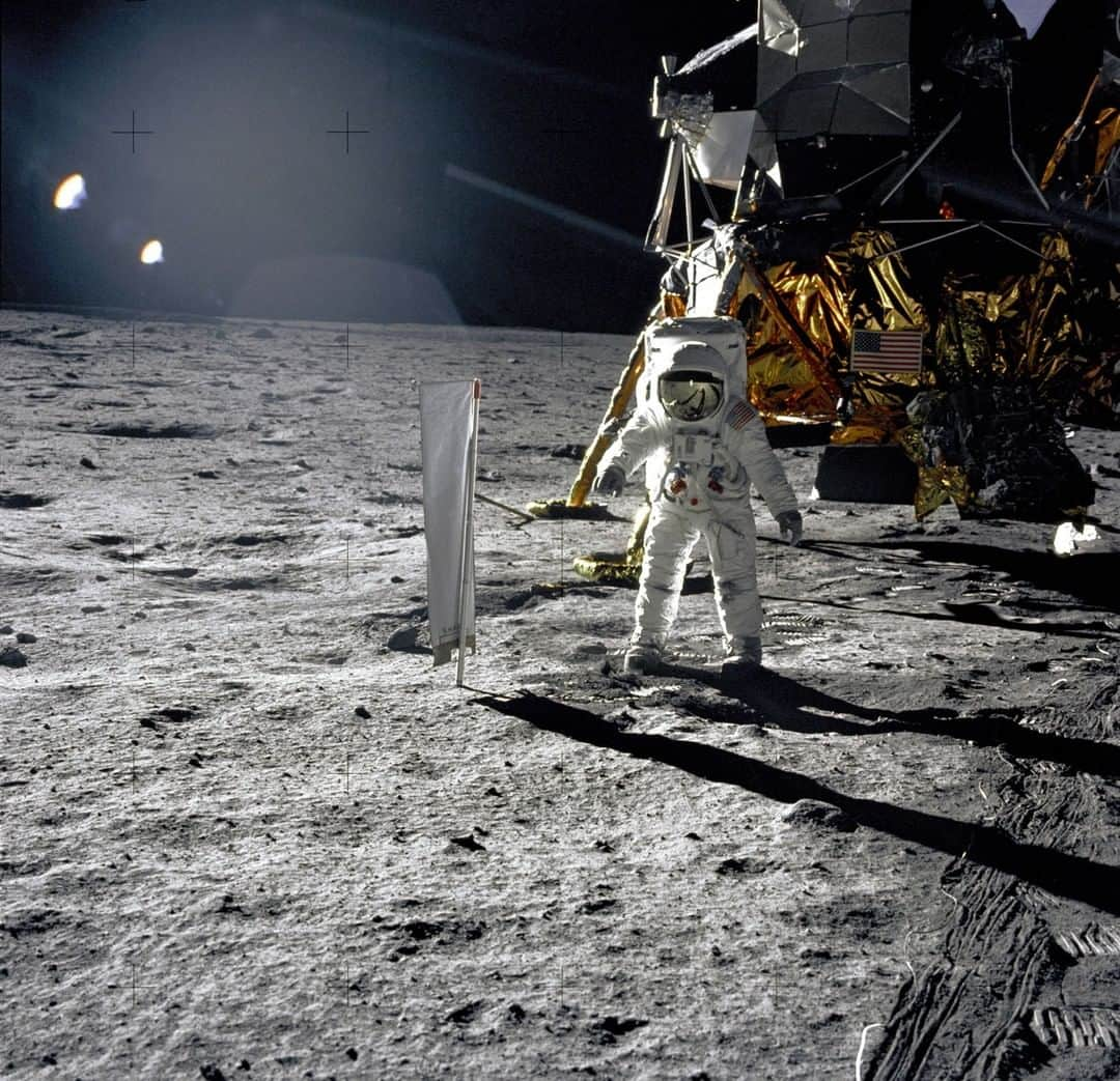 パワーハウスミュージアムさんのインスタグラム写真 - (パワーハウスミュージアムInstagram)「50 years ago today, the world watched as Neil Armstrong and Buzz Aldrin made history as the first people to walk on the Moon. Today we pay tribute to them, and the countless thousands of others involved in one of the greatest scientific achievements of all time. 📷: NG Images / Alamy Stock Photo」7月21日 11時56分 - powerhousemuseum