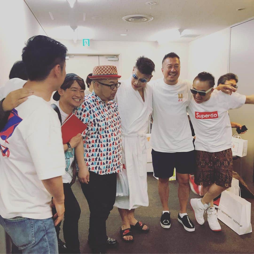 野宮真貴さんのインスタグラム写真 - (野宮真貴Instagram)「梅ちゃん還暦おめでとう！楽しみにしていた「梅垣義明60還暦記念リサイタル」オープニングからなんて下品でなんて最高なんでしょう！還暦を迎えてもなお攻め続ける姿に同い年として感動すら覚えました。そして2時間半笑っぱなし😂一度観たら決して忘れられない面白さ。ワンマンは貴重なので機会があったら是非！梅ちゃん、ありがとうお疲れ様でしたー♪ #梅ちゃん還暦おめでとう #梅垣義明 #梅垣義明60還暦記念リサイタル #野宮真貴 #missmakinomiya」7月21日 11時56分 - missmakinomiya