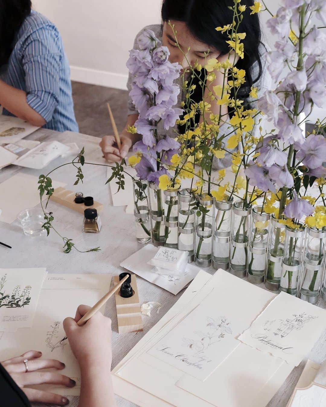 Veronica Halimさんのインスタグラム写真 - (Veronica HalimInstagram)「Botanical Encyclopedia workshop situation in a room full of beautiful things. This workshop was inspired by the many botanical books and prints I collected for my personal keepsake. I love to observe and study the imperfection, non identical forms in every plant. This observation inspire me to let loose when I draw and let free your imagination. Same thing apply when I do my calligraphy practice. Thank you for all who participated in this workshop!! Hope you all had lots of fun together. Happy weekend! — #trufypi #vhcalligraphy #calligraphyworkshop #kaligrafina #jakartaworkshop #jakartacalligraphy #botanicalsketch #botanicaldrawing #painting #botanicalprints #カリグラフィー #カリグラフィースタイリング #calligraphystyling」7月21日 11時49分 - truffypi