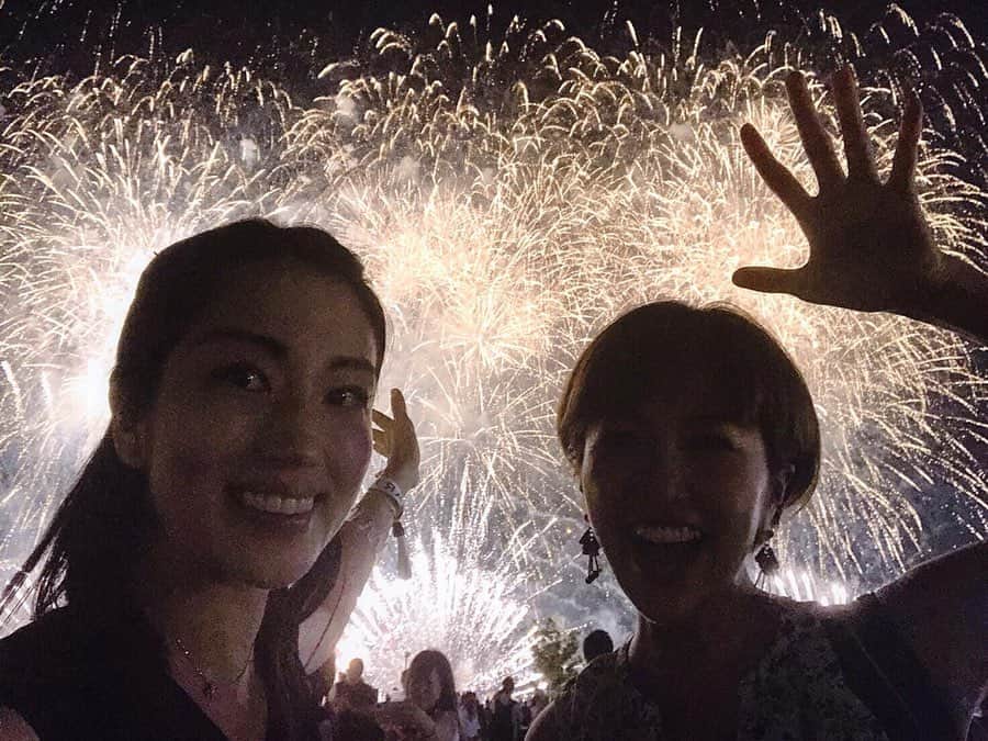 渡辺由布子さんのインスタグラム写真 - (渡辺由布子Instagram)「🎆 ・ 世界進出を果たした未来型花火エンターテイメント#STARISLAND @starisland_world  今年は念願のスペシャルシートで鑑賞。  東京湾と都心の摩天楼という馴染みの光景に、日本の夏の風物詩でもある花火と、音楽(時にEDM、時にMJ)と、ダンスパフォーマンスが見事に融合した、新感覚のミュージカルを観ているような興奮！  カメラを撮る手を止めて、全身で感じて、目に焼き付けておきたくなるほどの感動体験。  日本の伝統的な花火がこうして形を変えて、世界から脚光を浴びるようになったら嬉しい。  去年ベランダから眺めた花火ももちろん圧巻だったけれど、やっぱりこのショーの魅力は会場で体感しないとわからない！  来年もぜひ！そしていつかはTKメドレーをBGMに花火を観たいな。 ・ ・ 会場に出店していた数あるブースの中から#JackDaniels 片手に花火鑑賞。 #ジャックダニエル に蜂蜜をブレンドしたテネシーハニーに、アイスクリームをトッピングすれば不思議とラムレーズンのような風味に♡ 夏のアウトドアイベントにピッタリ！  #スターアイランド  #STARISLAND2019 #Tokyobay #rainbowbridge  #fireworks #summer ＿＿＿＿＿＿＿＿＿＿＿＿＿＿＿＿＿＿＿＿＿＿＿＿＿ 📍 @toyosu_gururi_park #Tokyo #🇯🇵」7月21日 11時51分 - watanabe_yuko