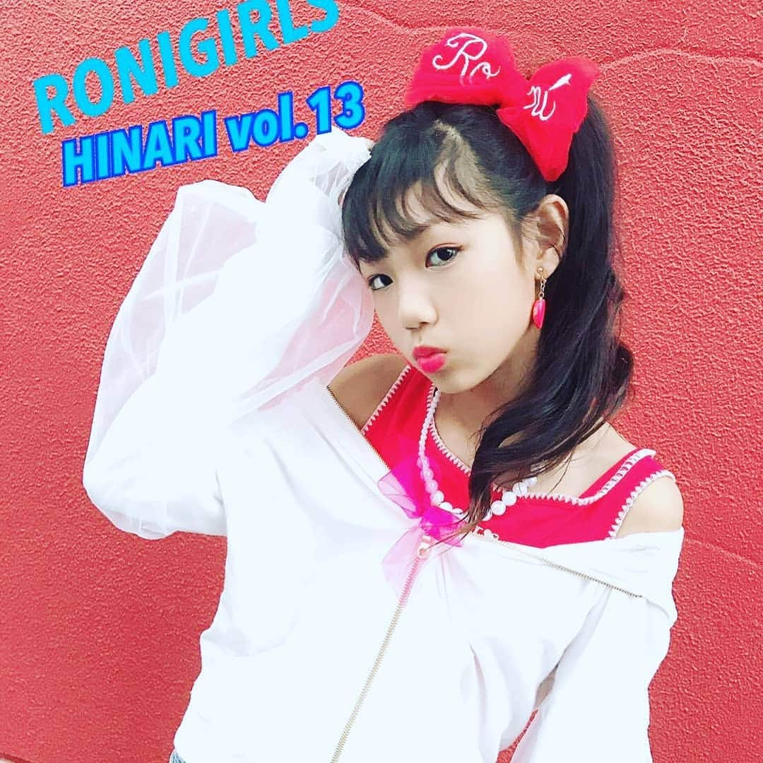 RONI WORLDのインスタグラム：「❇️❇️RONI春物50%OFFSALE開催中❇️❇️ .#Repost @ronigirls_8th (@get_repost) ・・・ ♡HINARI  vol.13♡ 今回のテーマは『☔雨の日のお出かけコーデ☔』です💙 ♥ ♥ ♡コーデ 1♡ 1コーデは赤のタンクトップにダメージショートパンツに白のチュール袖パーカーをオフショルにしてみました♥️ チュール袖が涼しげで雨の日コーデのポイントに💘 ♥ ♥ ♡コーデ 2♡ 2コーデはセーラーカラーTシャツにデニムジャンパースカートにスタッズがポイントのショートブーツ💗 エナメル加工なので水を弾くので雨日にピッタリ⤴︎︎︎︎︎✨ ♥ ♥ ♡コーデ 3♡ 3コーデはボーダーロンTにデニムスカートで雨の日カジュアルに☂︎*̣̩⋆̩* ♥ ♥ ♡コーデ 4♡ 4コーデはレーストップスにブルーのマリンストライプワイドパンツでさらりとしたコーデに🍃💚 ♥ ♥ 店舗、@kodomoland_official でsummer SALEやってるのでとってもお買い得˙ᵕ˙⑅﻿ 是非是非チェックしてみて下さい(๑˃̵ᴗ˂̵)و ♥ ♥ #RONI#roni#ロニィ#ronigirls8期生#ロニガ#ロニガインスタ#雨の日コーデ#2019ss#cute#kidsfashion#model #rainy #summer#fashion#style#coordinate#ootd#outfitoftheday #check#hinari」