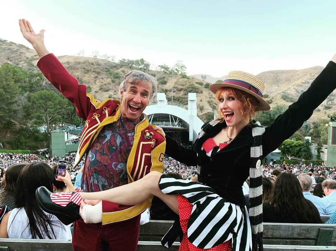 ボニー・モーガンのインスタグラム：「Dad & Bon @hollywoodbowl for a night with @thehughjackman The Man. The Music. The Show. Thank you Bobby Love #adventuresofbonanddad #hollywoodbowl #bobbylove #stripes #hughjackman #shenanigans #bendybonnie」