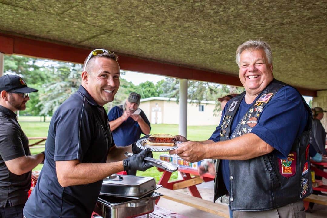 ジョンソンヴィルのインスタグラム：「There’s nothing we love more than grilling up goodwill. We joined the 1776 Riders today at their Fallen Heroes Memorial Ride to help honor our #Veterans and raise money for the PTSD Unit at the #Minneapolis VA Hospital. #BigTasteGrill #CrashingCookouts #USA」