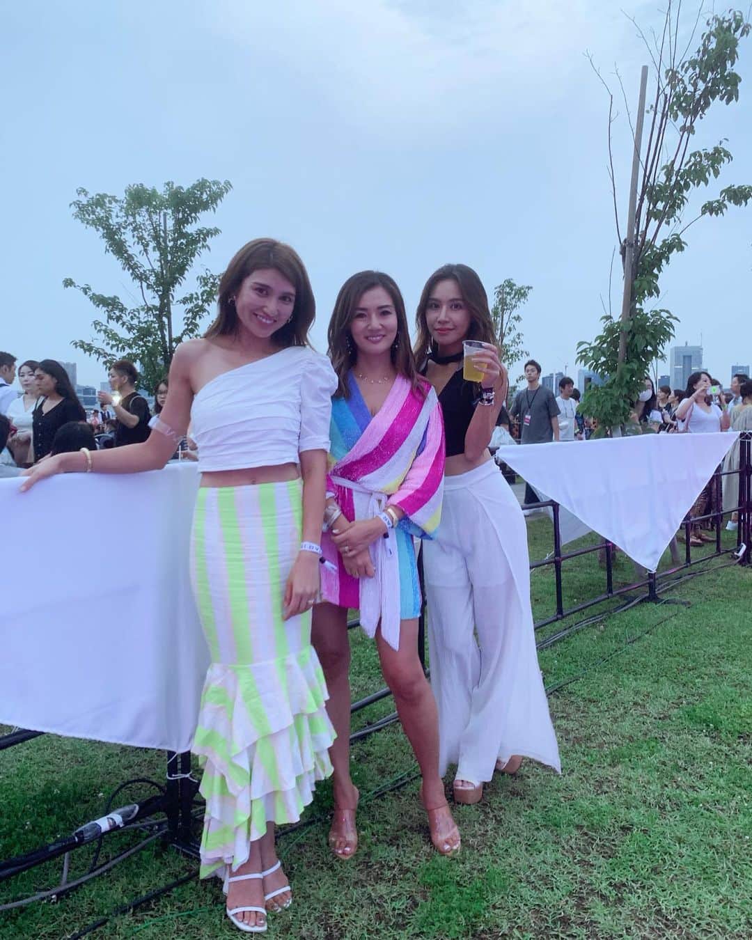 のインスタグラム：「昨日はお友達にもたっくさん💓会えました💗東京中の業界人が集結しているんじゃないかという程の遭遇率の @starisland_world 🌟 月末一緒にお食事に行く約束しているミサちゃんにも会えた😆また来週ねっ🍣💕 ちなみに、水華ちゃんは元Fineモデル、ミサちゃんは今のFineに出てるモデルさん🏄‍♀️💞美女に挟まれるアラフォーの私🤣w #starisland2019 #starisland #スターアイランド #ママ友 #男の子ママ」