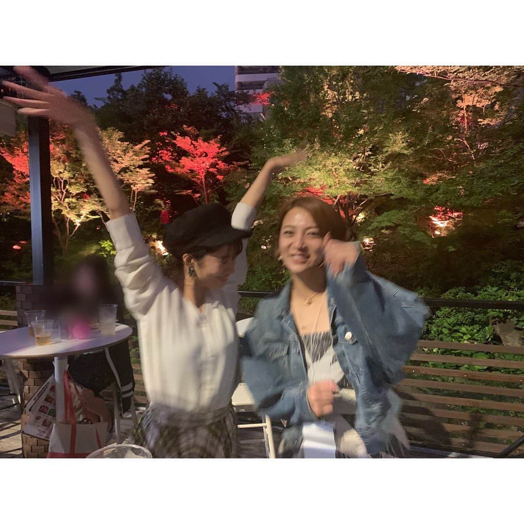 のインスタグラム：「はしゃぐわたしたち🤣 わたしのノリ方がダサい説🤔🤔🤔」