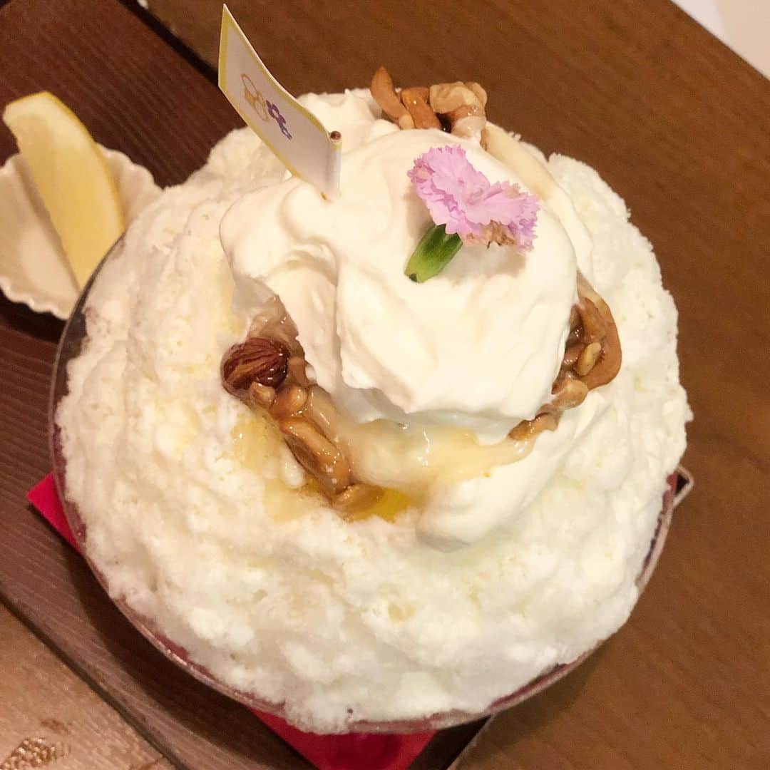 栗山夢衣さんのインスタグラム写真 - (栗山夢衣Instagram)「本日ご紹介する #かき氷 は 引き続き 湯島にある #サカノウエカフェ さん . #氷蜜花 というメニューです . ヨーグルトクリームと はちみつのナッツ漬け . さっぱりなヨーグルトクリームに はちみつのあまさと ナッツの食感がとても合ってて めちゃめちゃ好みのお味でした . .  #かきごおりすと #かきごーらー #かき氷修行中 #かき氷おばさん #かき氷マニア #かき氷部 #かき氷巡り #かき氷研究所 #かき氷好き #かき氷食べ歩き #かき氷食べたい #かき氷好きな人と繋がりたい #かき氷大好き」7月21日 11時58分 - kuriyamamui