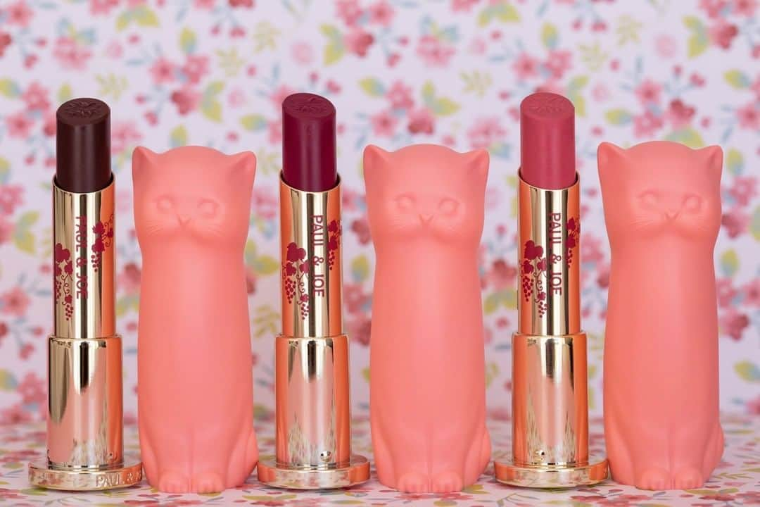 PAUL & JOE BEAUTEさんのインスタグラム写真 - (PAUL & JOE BEAUTEInstagram)「・⠀ 【PAUL & JOE 2019 AUTUMN COLLECTION】 “Les Vendanges” (wine grape harvest season)⠀ ⠀ The second reiteration of our beloved cat-shaped lipstick case is here – this time in a romantic pink🌟 ⠀ This case is exactly like the last down to the paw-pad impressions on the bottom🐾🐾 This case is so earth-shatteringly adorable that it’ll be nearly impossible to decide which of your Paul & Joe lipsticks to pair it with😻✨ ⠀ ■LIPSTICK CASE N 002⠀ ■LIPSTICK CS / 3 shades⠀ ⠀ Launch date:1st August 2019⠀ *Check your local market for availability*⠀ ⠀ #PaulandJoe #paulandjoebeaute #ポールアンドジョー#autumn #autumncollection #cosmetics #cosme #limited #lipstick #lip #LesVendanges #レヴァンダンジュ #デパコス #新作コスメ #秋コスメ #秋メイク #リップ #リップスティック #猫ケース #猫 #ネコ #ねこ #cat #catofinstagram #catstagram #pink #恋するネコ #ピンク #ワイン #ワインカラー」7月21日 12時00分 - paulandjoe_beaute