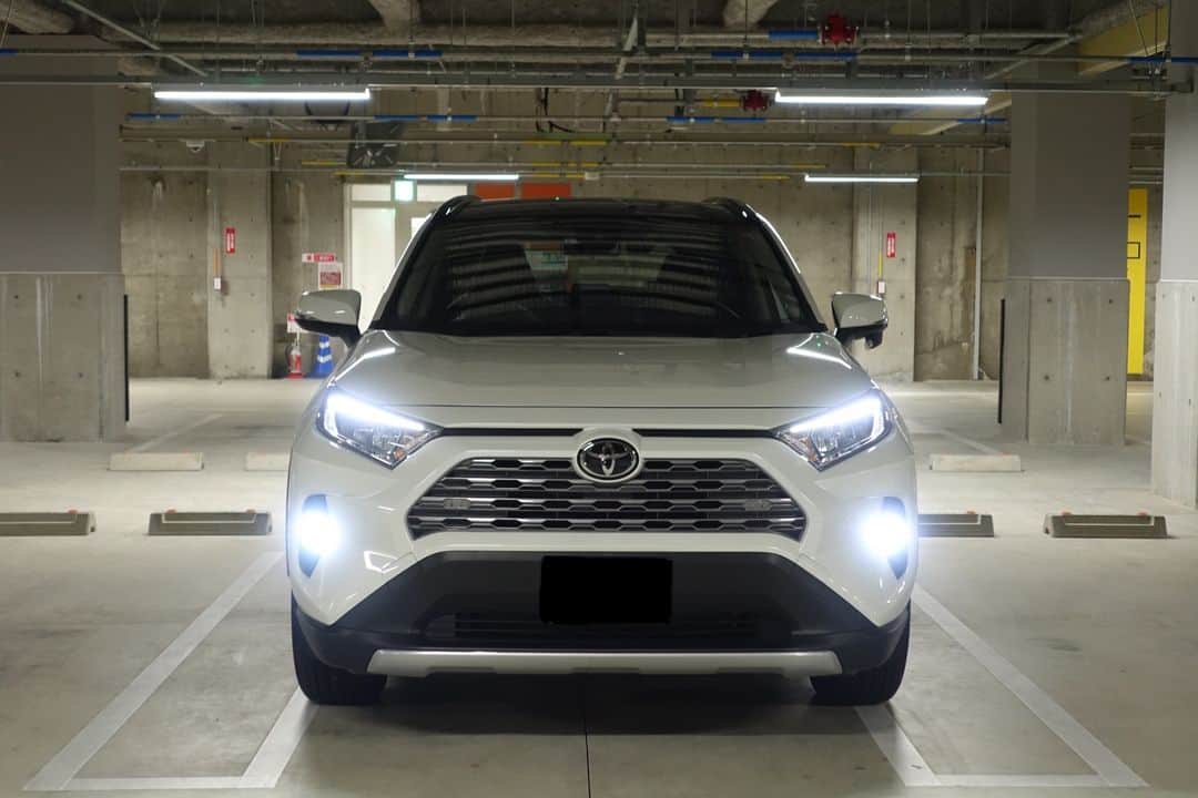 のインスタグラム：「. 価格が安くて、取り付けも簡単！！明るさも実用性に優れてます。RAV4のカッコ良さが増しました！！買って損はしません。 . Owner:あまぐり様 車種:#RAV4 #AXAH54 R.1年式 商品:#fclカラーチェンジledバルブ  H8/H11/H16 . ▶お買いものは写真内のタグをタップ！ またはプロフィールのリンクからどうぞ →@fcl_ledhid . . . . . #fcl #車のある風景 #カスタムカー #車いじり #愛車 #写真好きな人と繋がりたい #車好き #車好きな人と繋がりたい #車撮影 #車好きと繋がりたい #ファインダー越しの私の世界 #車の写真が好きな人と繋がりたい #愛車のある風景 #愛車自慢 #toyota #トヨタ #toyotarav4 #好きにまみれろ #suv #トヨタグラム #トヨタrav4 #suv男子 #suv女子 #suv好きな人と繋がりたい #rav4adventure #rav42019 #carsofinstagram」