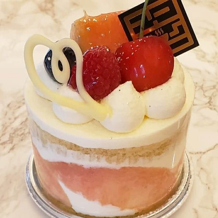 天翠茶寮さんのインスタグラム写真 - (天翠茶寮Instagram)「[New🍰カフェ・ド天翠の夏スイーツ] あと数日で梅雨明けの見込み！ あつ～い夏は避暑地・箱根で旬のフルーツを味わう夏スイーツはいかがでしょうか。 カフェ・ド天翠パティシエの2019年夏の自信作をご紹介します✨ . ◼️1枚目:マンゴーとパッションフルーツ、フロマージュブランのケーキ ◼️2枚目:マンゴーとココナッツムースにライムジュレを添えた一品 ◼️3枚目:和三盆を使用したスポンジに桃をサンドした贅沢ショートケーキ ◼️4枚目:桃と木苺とバニラの組み合わせの「ペーシュ・メルバ」  ご宿泊者様以外でも「カフェ・ド天翠」はご利用いただくことができます。強羅駅より徒歩3分の好立地、箱根散策の合間の休憩所としてお立ち寄りください🍩  #箱根#強羅#天翠茶寮#天翠#カフェ・ド天翠 #夏#夏休み#お盆#旅行#ホテル#旅館#リゾート#温泉#露天風呂#スイーツ#スイーツ巡り#夏スイーツ#カフェ#箱根カフェ #絶景#日本の絶景#hakone#sweets #japan#trip」7月21日 12時01分 - tensui_saryo