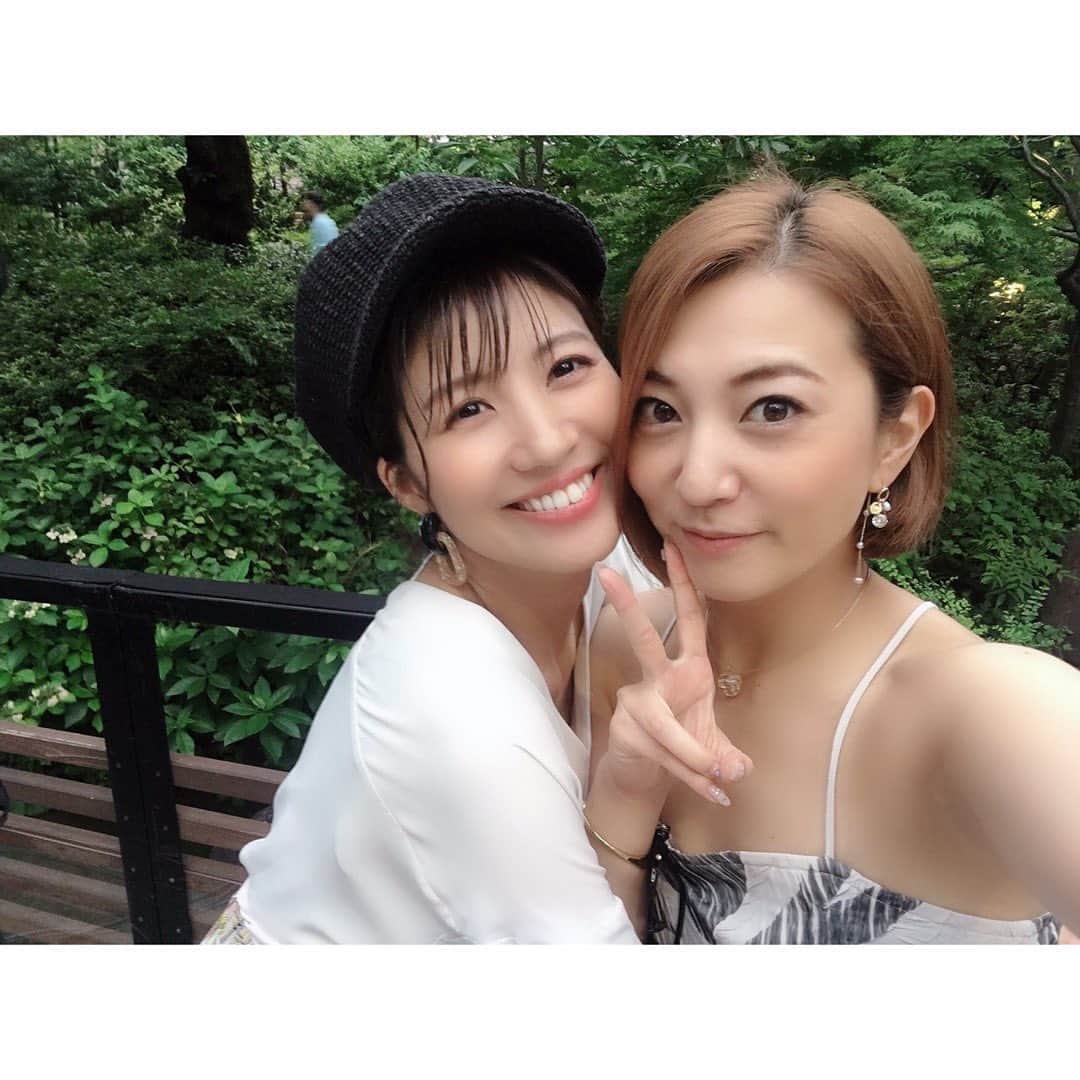 のインスタグラム：「こないだ、おかちゃんとこにゃがDJやってるところに遊びに行きました🧡  実は、いつも一緒に遊んでる親友たちもDJをしてるから、なんかみんないてとっても楽しかった🥰💓 DJ IZUMIちゃんに撮ってもらった２枚目の写真、 テーマは 「ピースの仕方が特徴的な人たち」 だよ🥺」