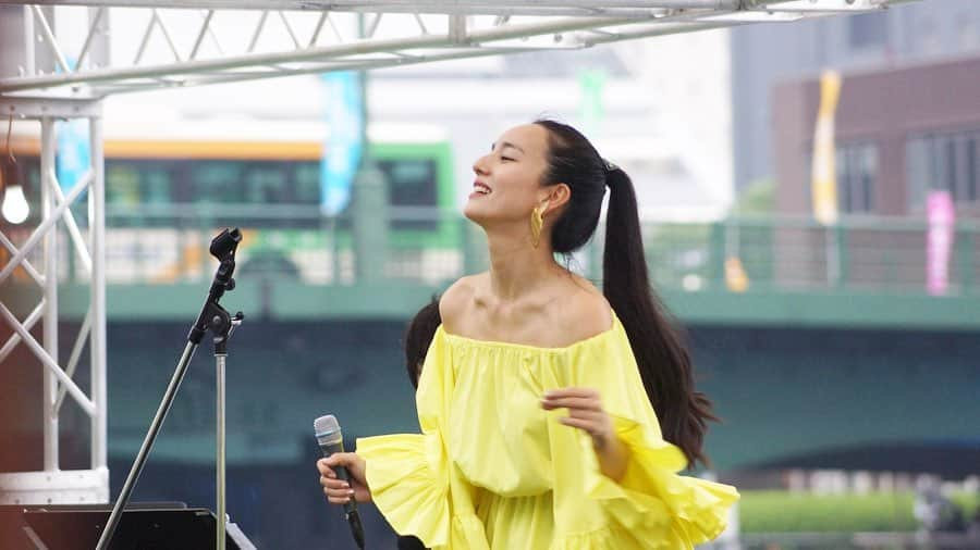 レイヤマダさんのインスタグラム写真 - (レイヤマダInstagram)「先日の天王洲キャナルフェス⚓️雨の中ライブを聴いてくださった皆様に、愛と最高の夏を！！🐠🌴ビチョビチョの子どもたちも ヘロヘロの大人たちも 可愛かった！！ありがとう〜！！ #tennozcanalfes #天王洲キャナルフェス #レイヤマダ #大坂孝之介」7月21日 12時06分 - rayyamada_dayo