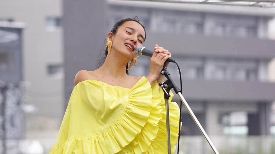 のインスタグラム：「先日の天王洲キャナルフェス⚓️雨の中ライブを聴いてくださった皆様に、愛と最高の夏を！！🐠🌴ビチョビチョの子どもたちも ヘロヘロの大人たちも 可愛かった！！ありがとう〜！！ #tennozcanalfes #天王洲キャナルフェス #レイヤマダ #大坂孝之介」