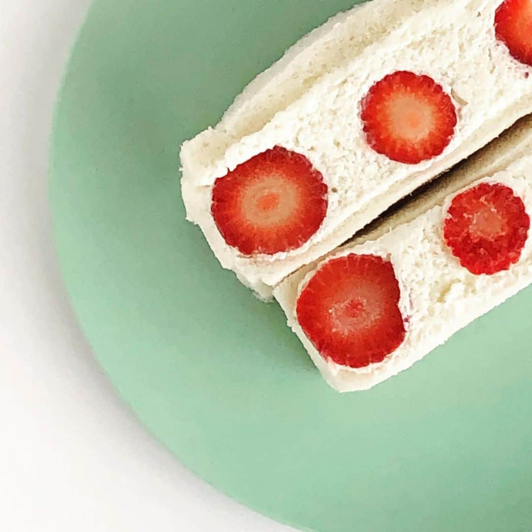 InRedさんのインスタグラム写真 - (InRedInstagram)「栃木県宇都宮にある「フルーツダイニング 8010」の、なつおとめ苺サンド🍓  栃木のイチゴといえば、冬から春に出回るとちおとめが有名ですが、なつおとめは夏から秋に収穫される品種なんですって！  たっぷりの生クリームと、イチゴの酸味のバランスが絶妙💕  #inredmagazine #inred #インレッド #フルーツダイニング8010 #InRedおやつ #InRedパン部 #フルーツサンド #イチゴサンド #なつおとめ  #編集長」7月21日 12時08分 - inrededitor