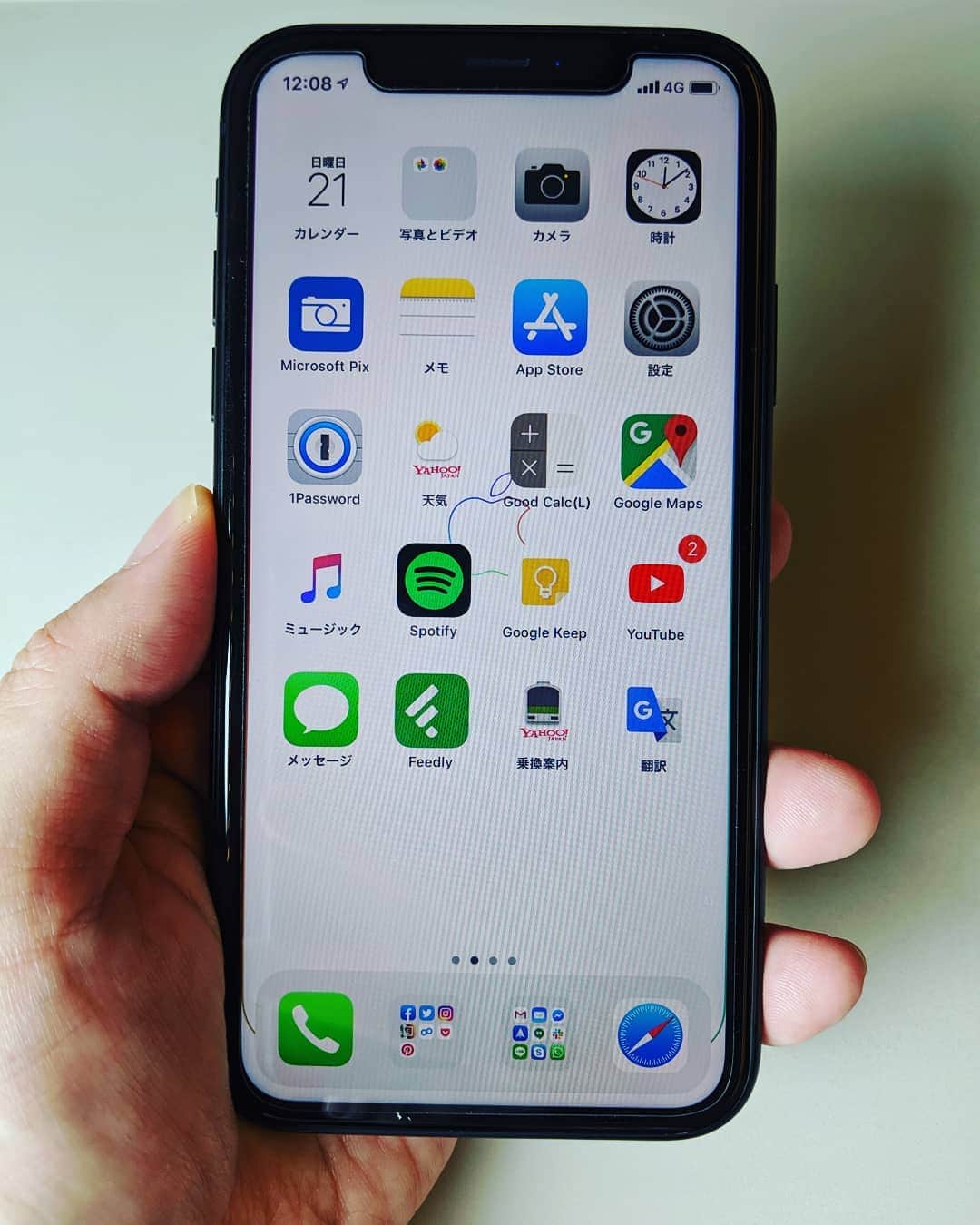 のインスタグラム：「iPhone XRを使い始めて2週間。 解ったことは、これ、廉価版と一言で済ませれない能力がありますね。 ディスプレーが有機ELではなく液晶ディスプレイだと、、2週間使って困ったことや特別汚いと思った事一度もないです。 カメラが2眼では無く1眼。正直2眼必要な場面って中々無いんちゃいます？ バッテリー持ちはiPhoneシリーズで1番やし自身を持ってオススメできます♪」