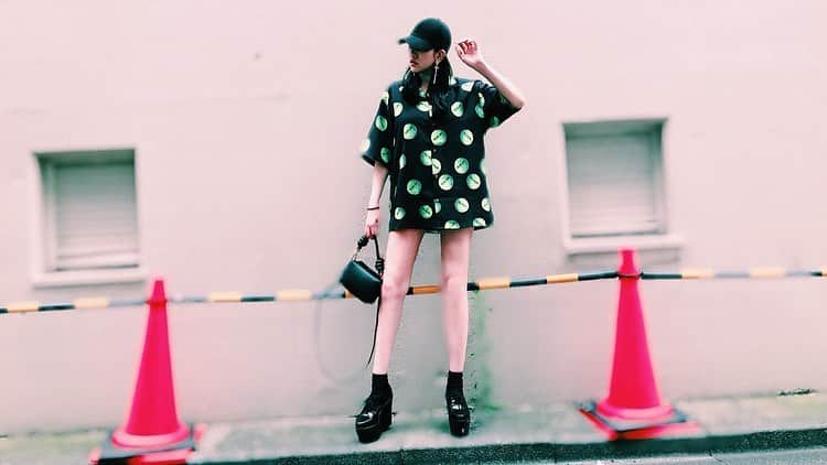 藤田杏奈さんのインスタグラム写真 - (藤田杏奈Instagram)「🎾🖤🎾🖤 . .  @cray_tokyo_store  @blacki.d_official  のデザインもサイズ感もどタイプの シャツげっとだぜ⚡️⚡️⚡️ . . . #ootd #ootdfashion #coordinate  #fashion #fashionista #likeforlikes #me  #cray_tokyo_store  #blacki_d_official  #shoes #EVRIS  #bag #charleskeithofficial  #cap #caphat #zara」7月21日 12時17分 - anna_fujita