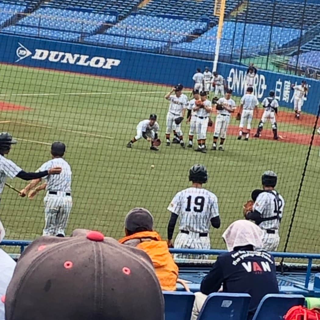 そうすけのインスタグラム：「夏の全国高校野球選手権大会 東東京代表を決める予選 今年の母校 帝京高校は 3回戦…対実践学園 3-0 4回戦…対江戸川 2-0 5回戦…対堀越 1-0  と勝ち上がって来ている 次は準々決勝で相手は日大豊山  打線はあんまり点を取っていないが、投手陣が全ての試合で完封と素晴らしい！ 昔の打のチームから守りのチームに変わった 今年こそは期待したい 『帝京魂！！』 #夏の高校野球 #甲子園 #東東京大会 #帝京 #野球部 #縦縞ユニフォーム #前田監督 #ノックが上手い #ハゲは今年まだ観に行けてない #同級生の野球部OBが観戦 #ハゲが観戦してるよと悪意ある写真送って来た #帝京魂 #久しぶりの甲子園へ #あと3つ #そうすけ」