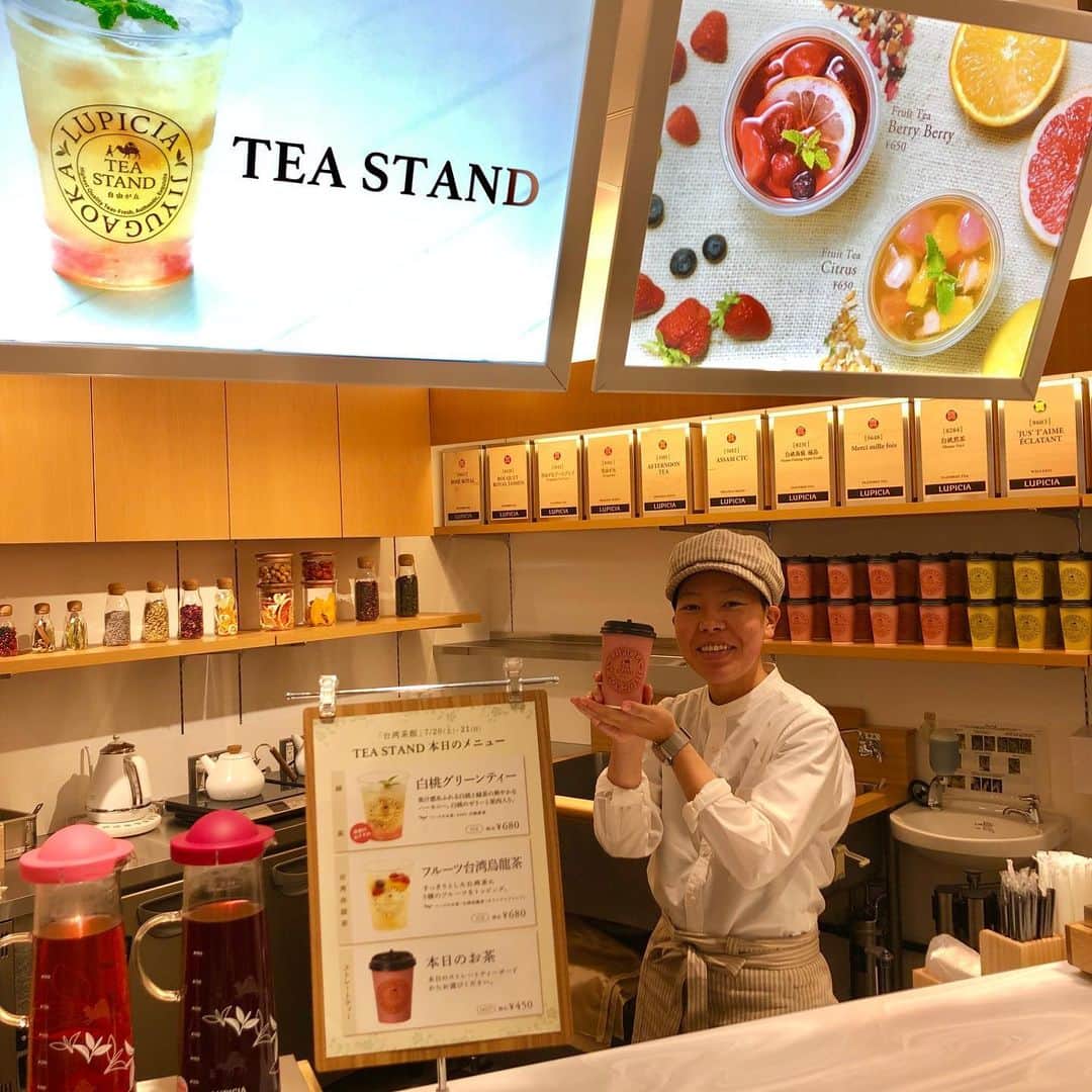 株式会社ルピシアさんのインスタグラム写真 - (株式会社ルピシアInstagram)「ルピシア自由が丘本店イベント 台湾茶館 〜春摘み烏龍茶から涼菓まで〜  2日目の今日も大勢のお客様で賑わっています。昨日オープンしたティースタンドや、イベント限定で先行販売中の台湾ジャスミン烏龍もおかげ様で大好評。台湾ジャスミン烏龍は、バイヤーが過去最高のできばえと太鼓判を押す自信作なので、ぜひお味見してみてくださいね！  台湾春摘み烏龍茶の試飲会会場では、すでにご好評につき完売の商品も。最終日の今日は16:30が最終受付です。どなた様も無料でご参加いただけますので、お近くにお越しの際はお気軽にお立ち寄りください！  #ルピシア #ルピシア自由が丘本店 #自由が丘 #台湾春 #ジャスミンティー #台湾スイーツ #ティースタンド #台湾春摘み烏龍茶」7月21日 12時31分 - lupicia_japan